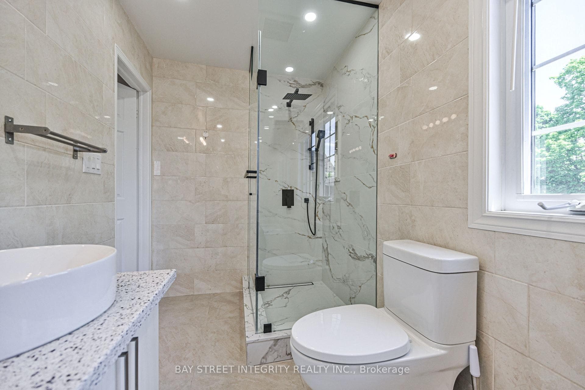 111 Michener Crescent photo 27