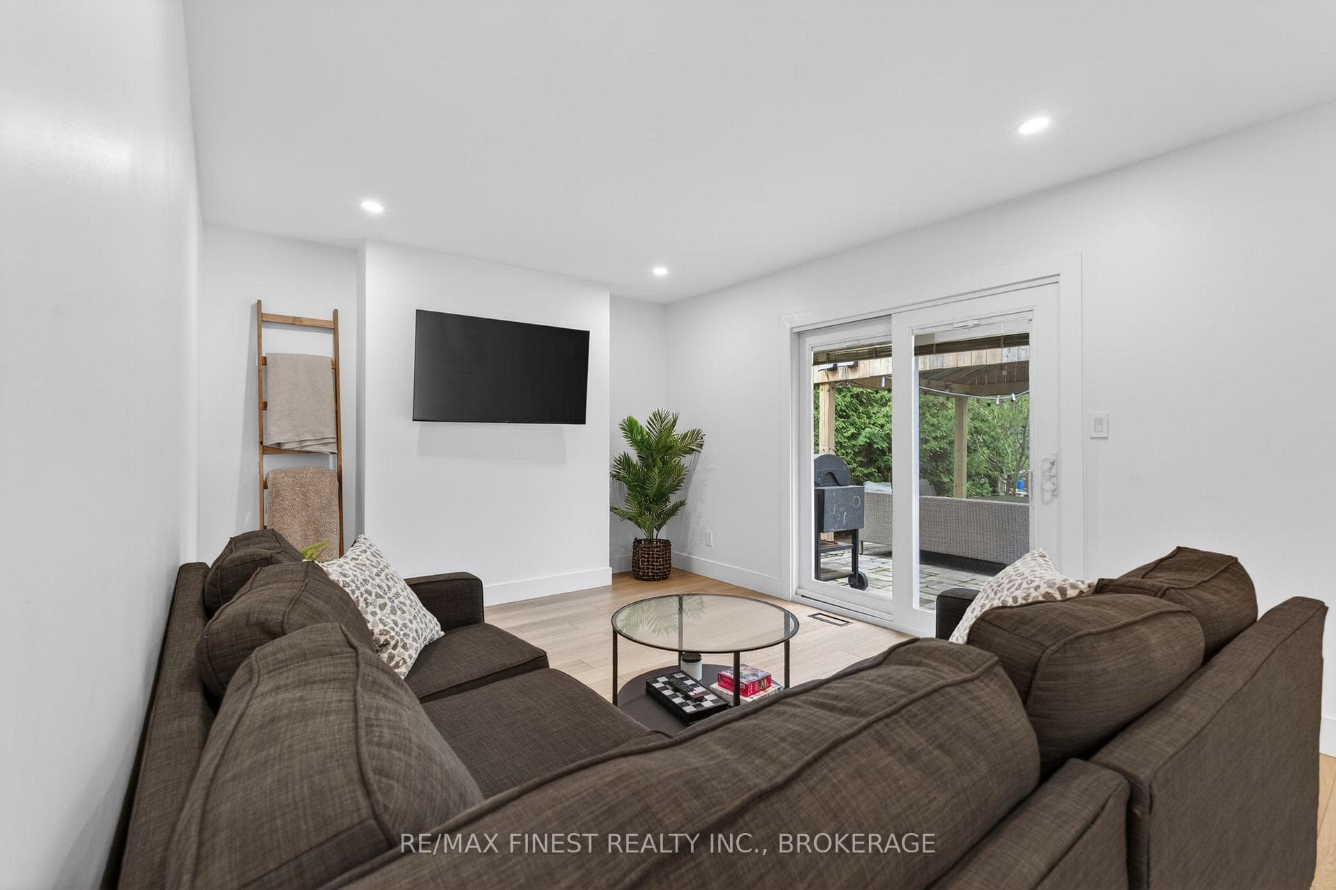 825 SOMERSET Crescent photo 16