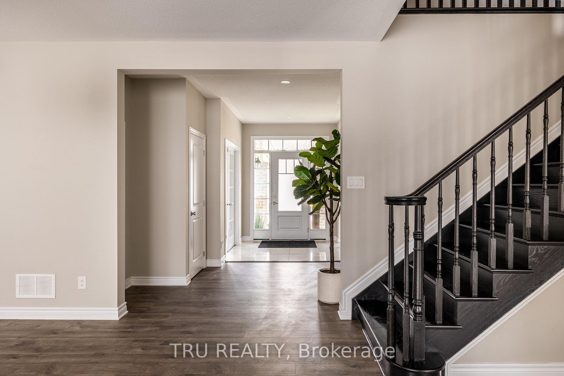 121 DISCOVERY Crescent photo 4