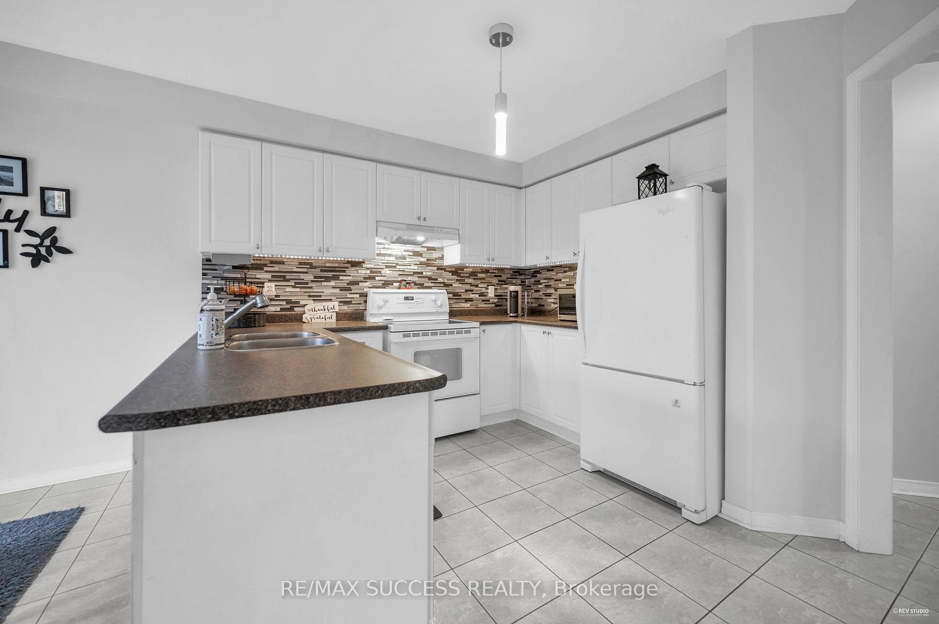 228 Flagstone Way photo 12