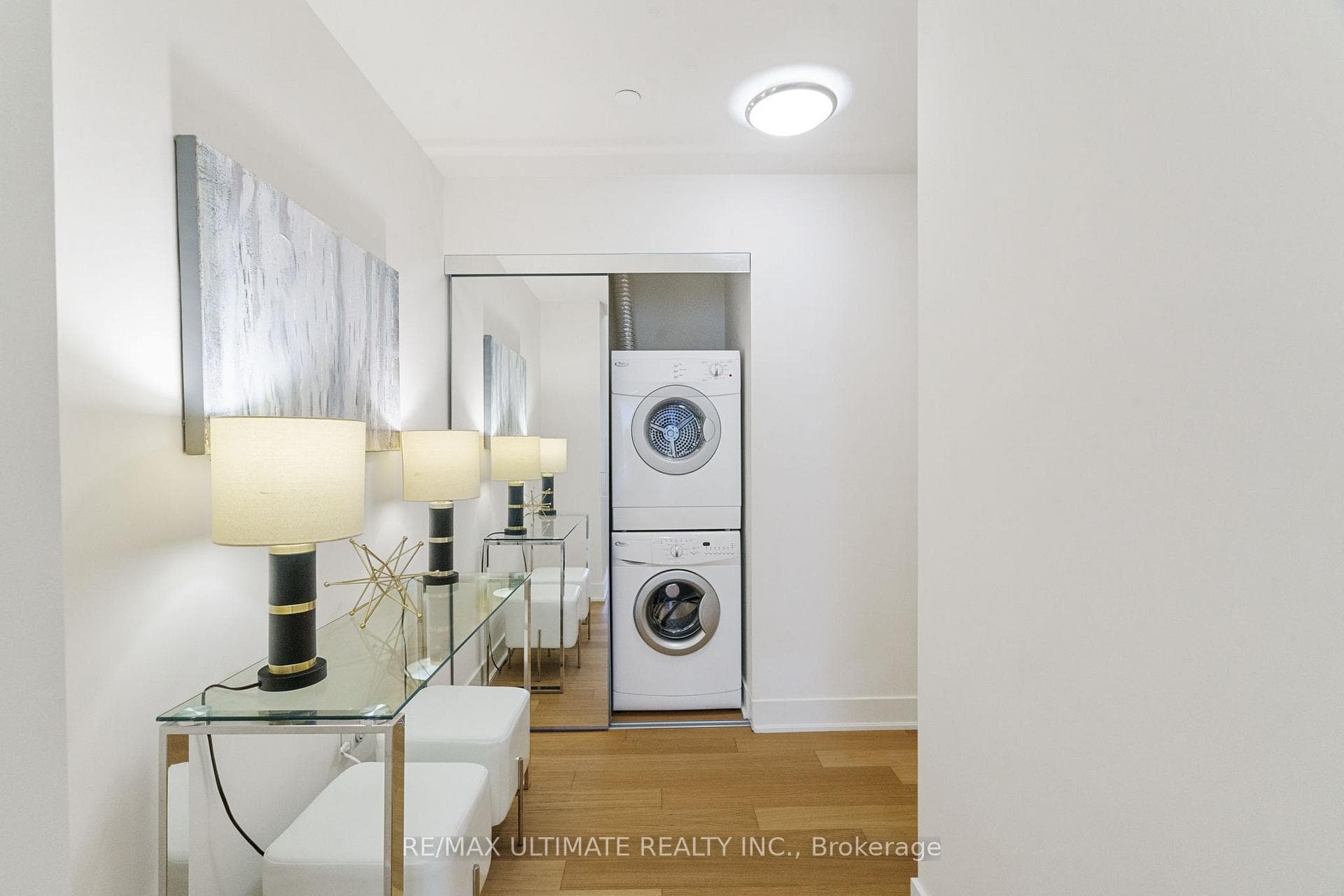 Foyer/Laundry Area
