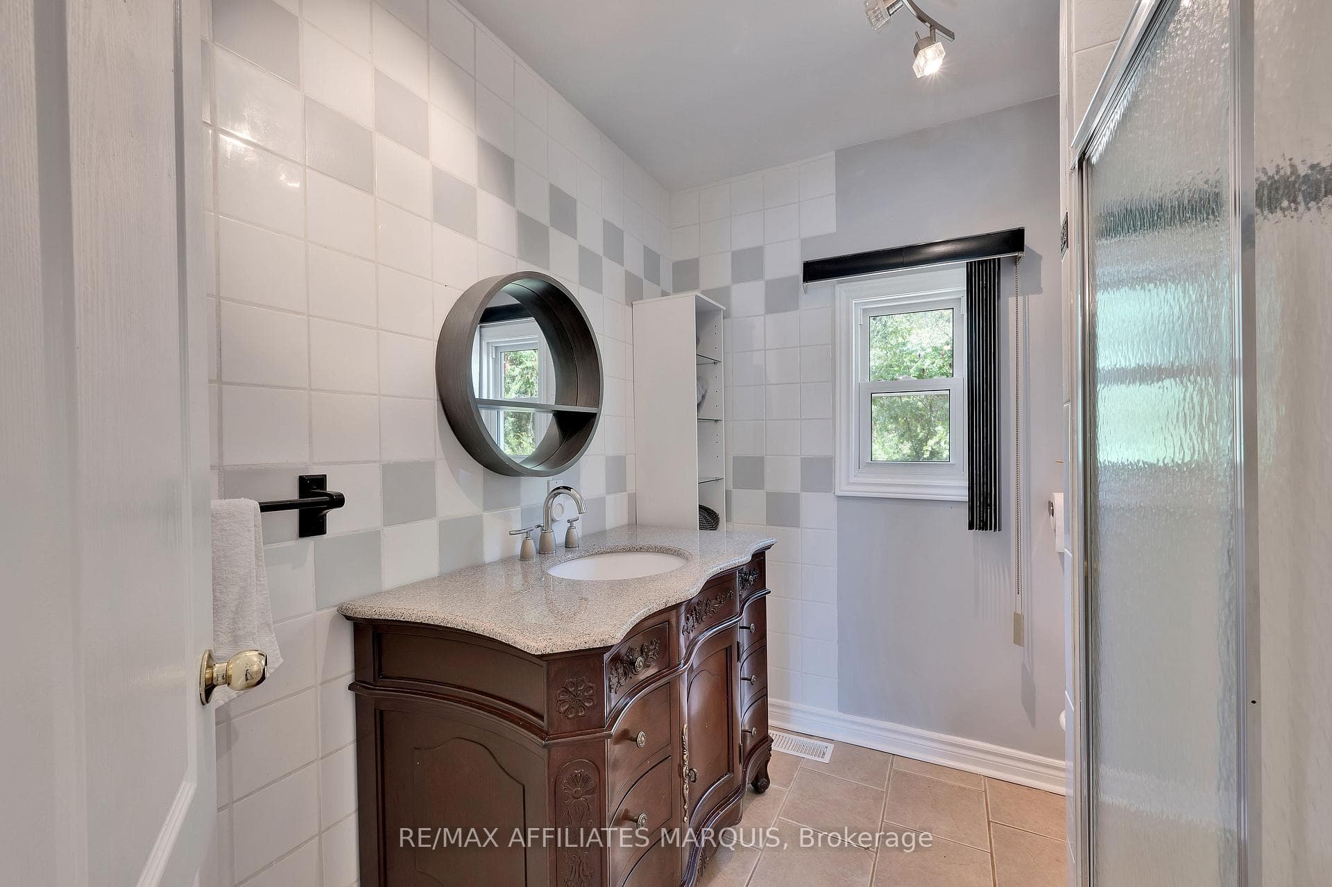 1009 Gardiner's Road photo 17