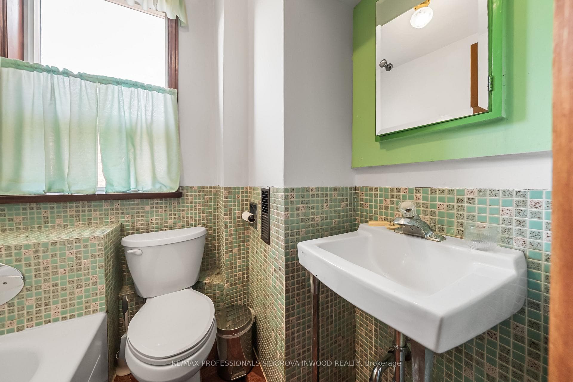 44 Golden Avenue photo 19