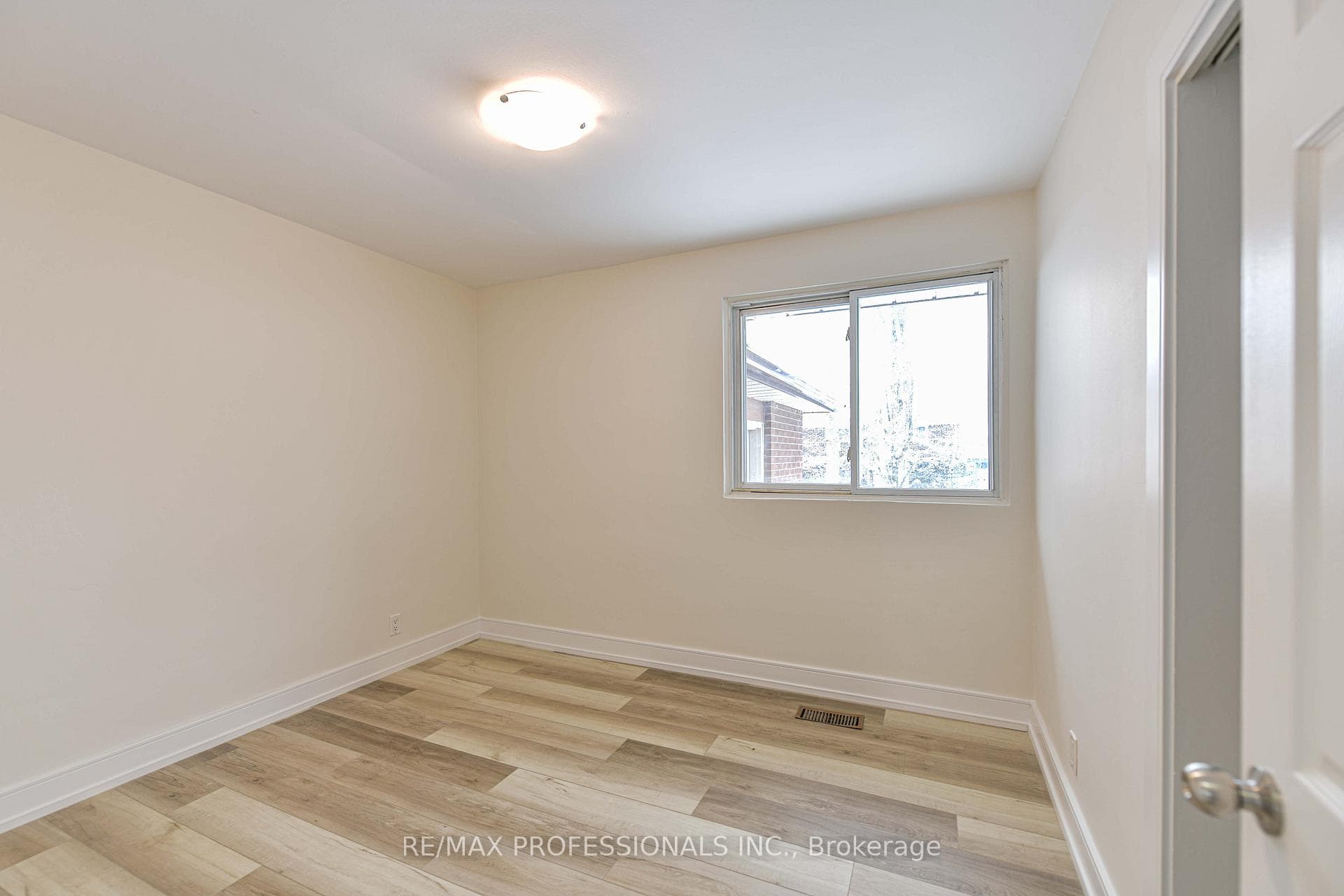 255 Lawrence Avenue photo 13