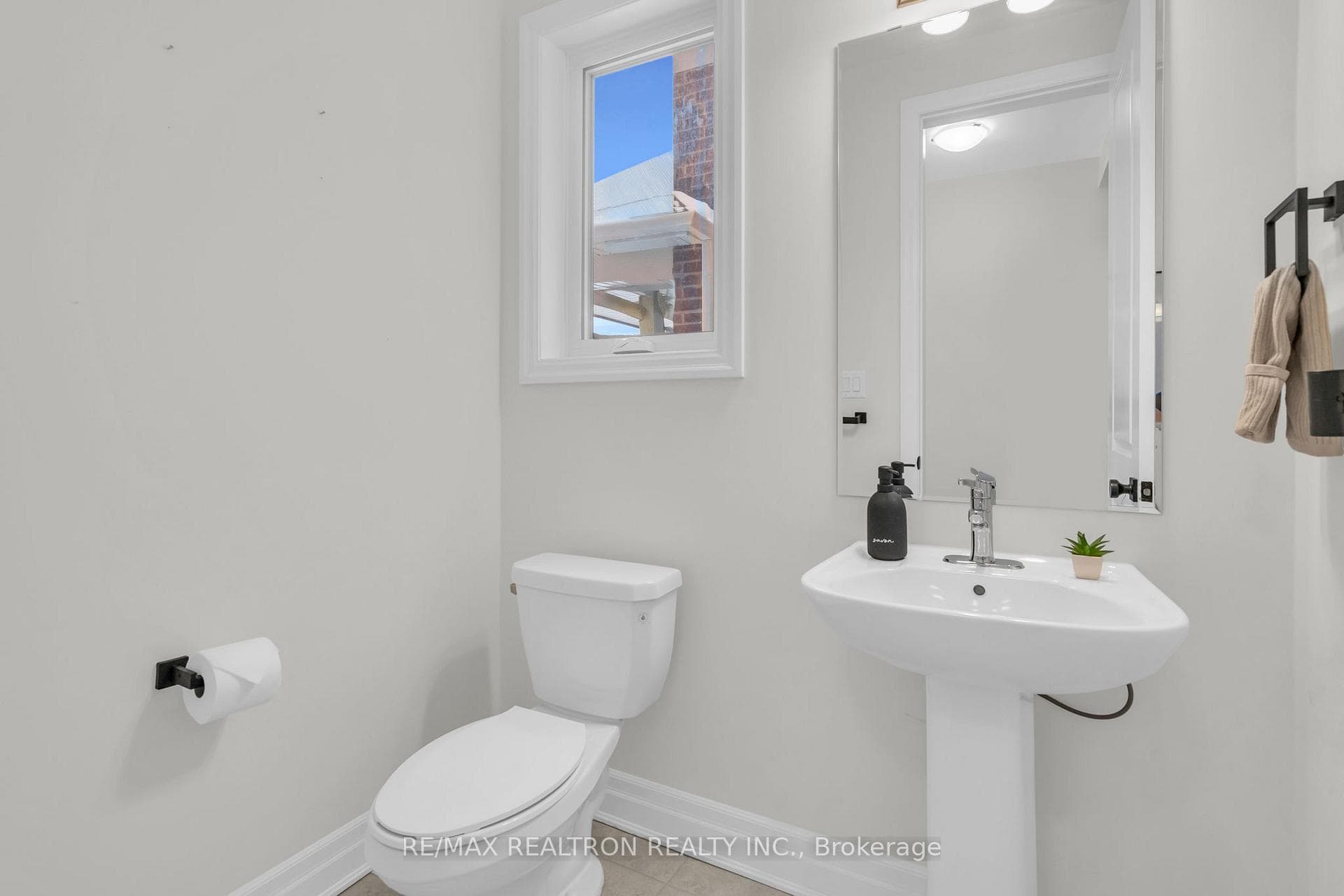 669 Newlove Street photo 5