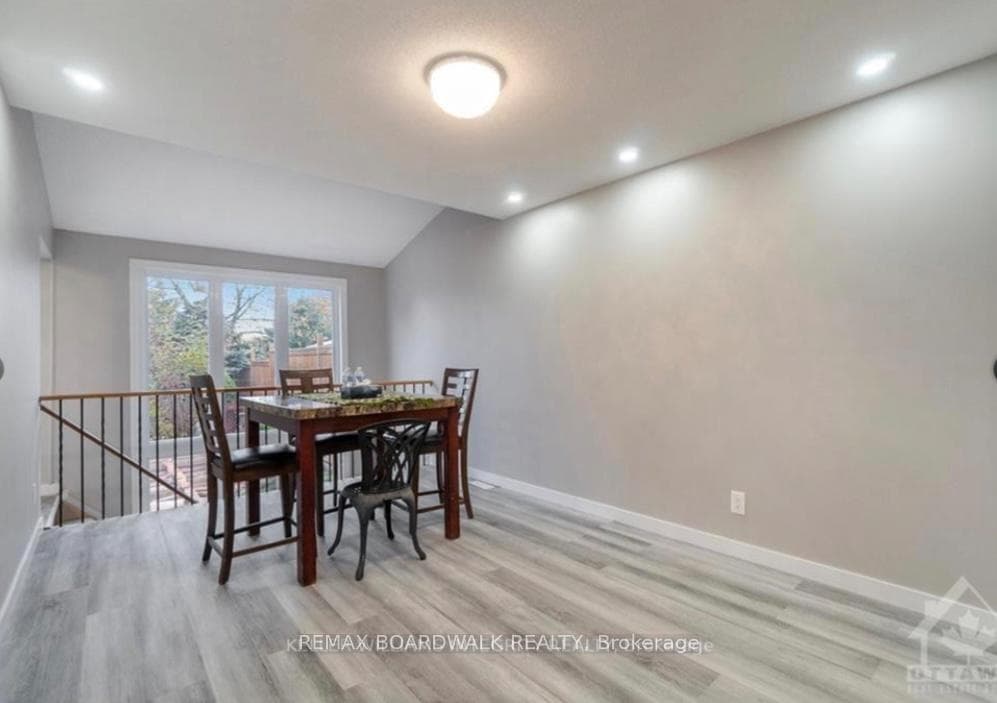 563 LATOUR Crescent photo 6