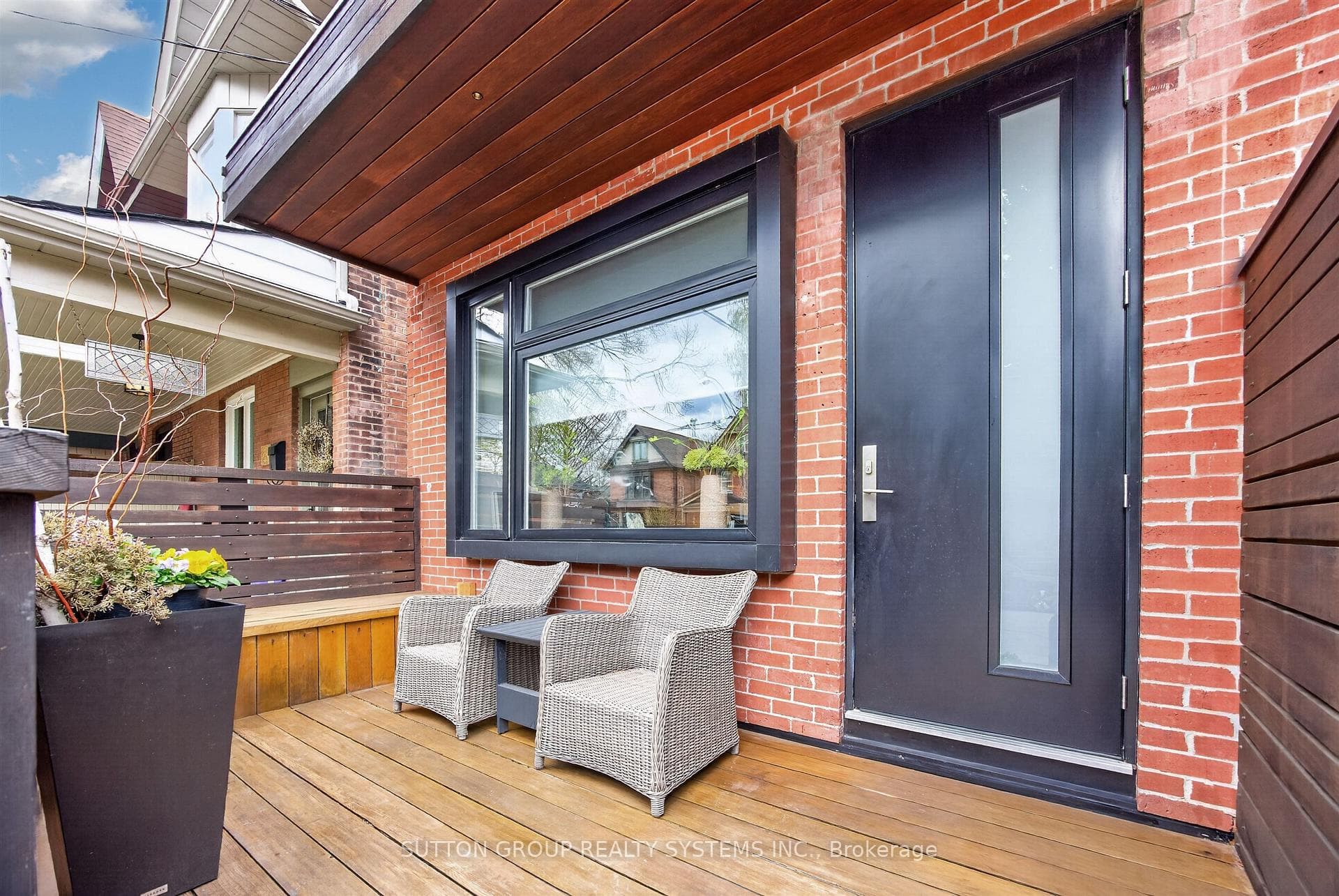 82 Kenneth Avenue photo 2