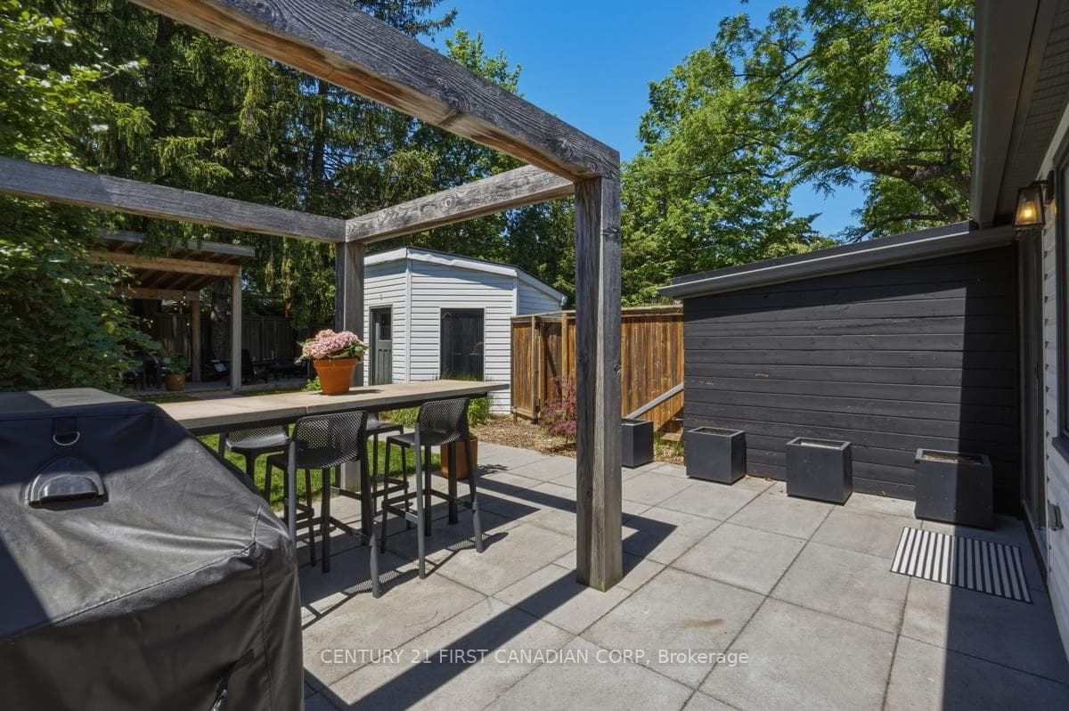 867 Colborne Street photo 40