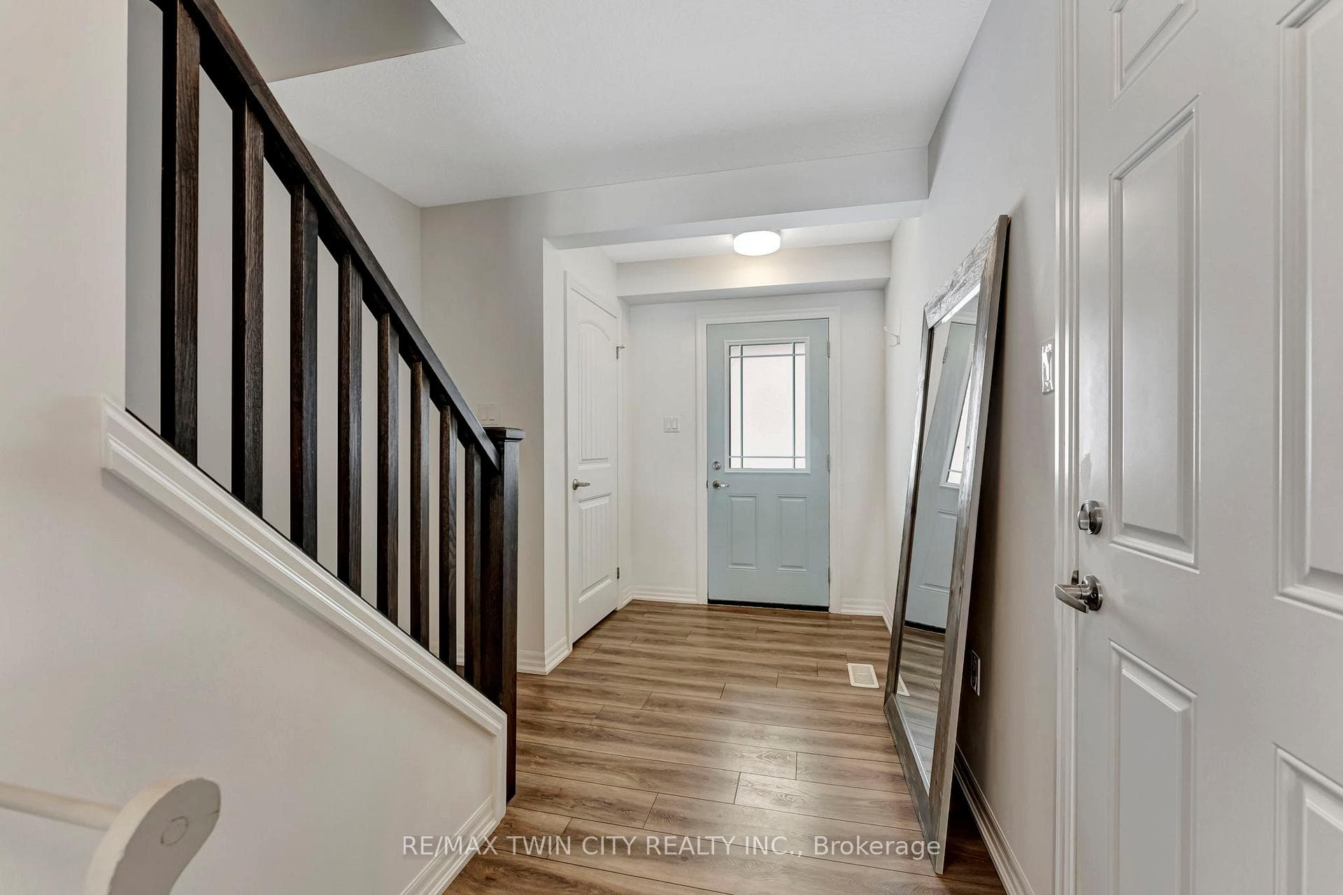 48 Bawcutt Crescent photo 8