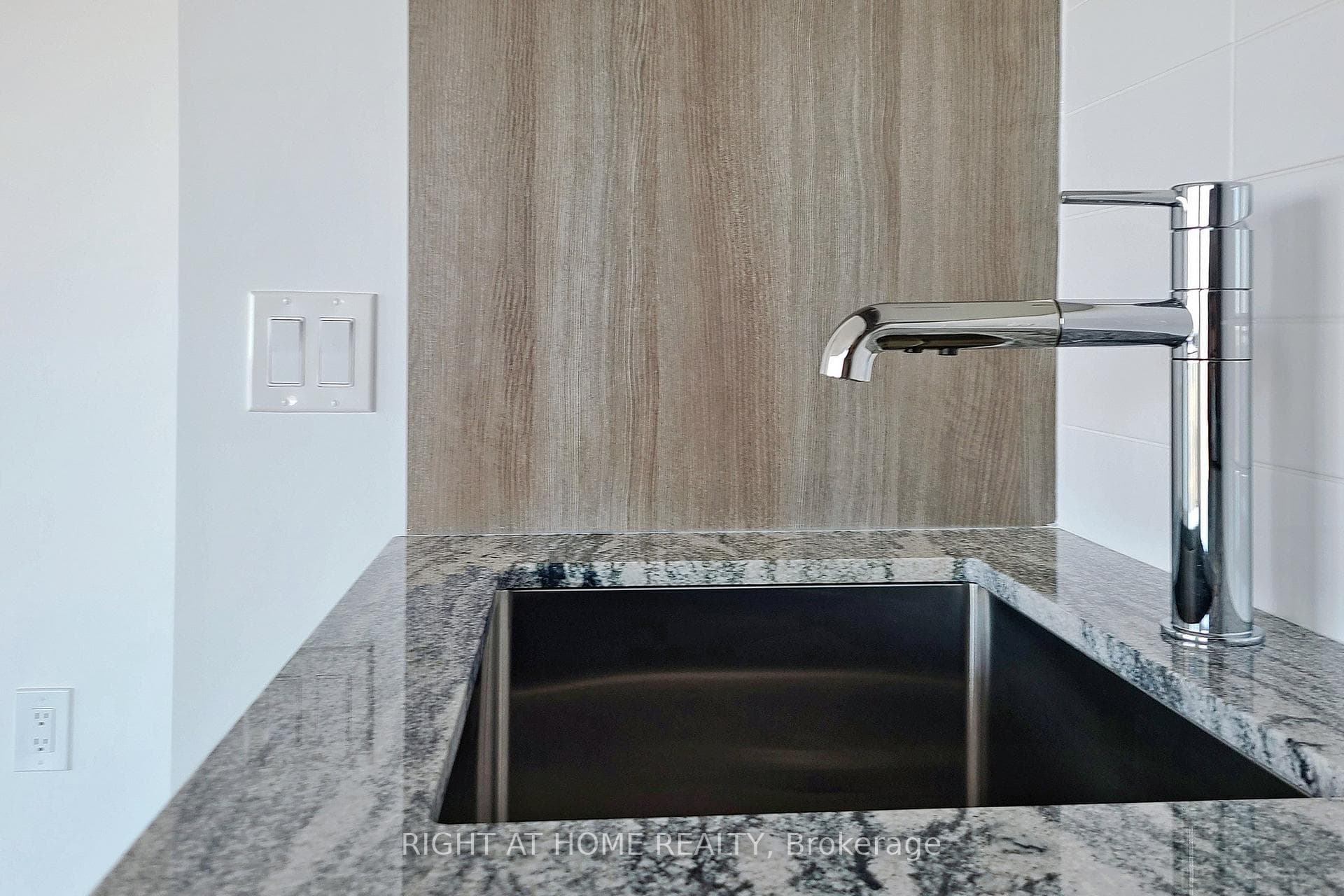 575 Bloor Street Unit 3103 photo 11