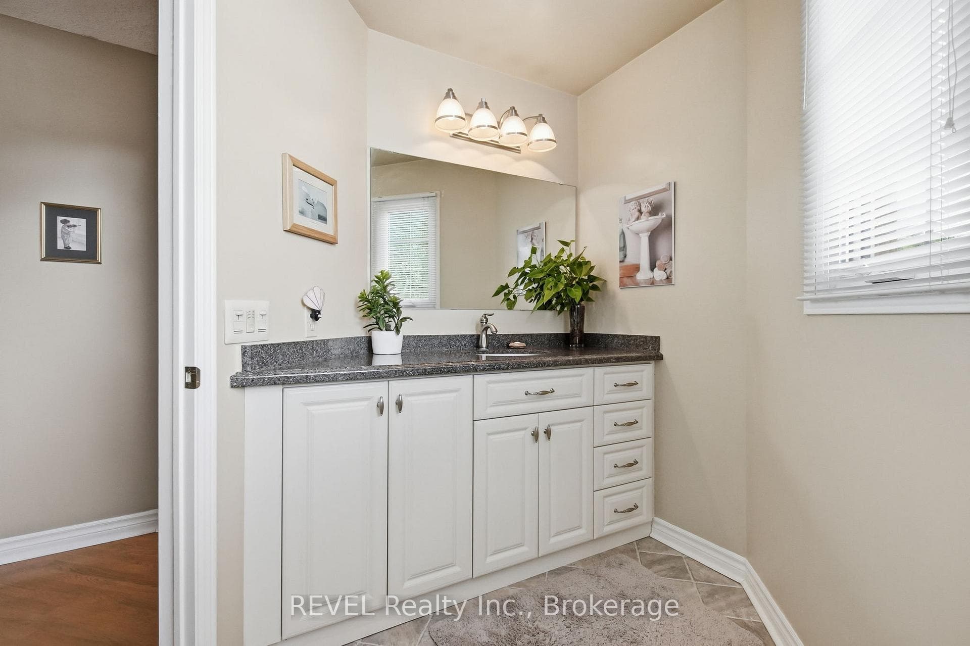 29 Stratton Crescent photo 32