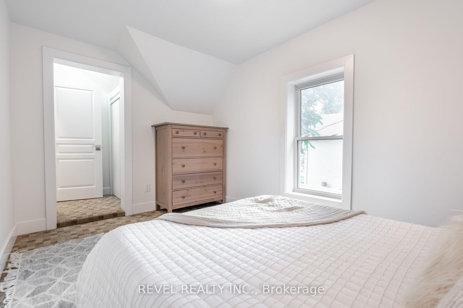 646 Bowan Street photo 31