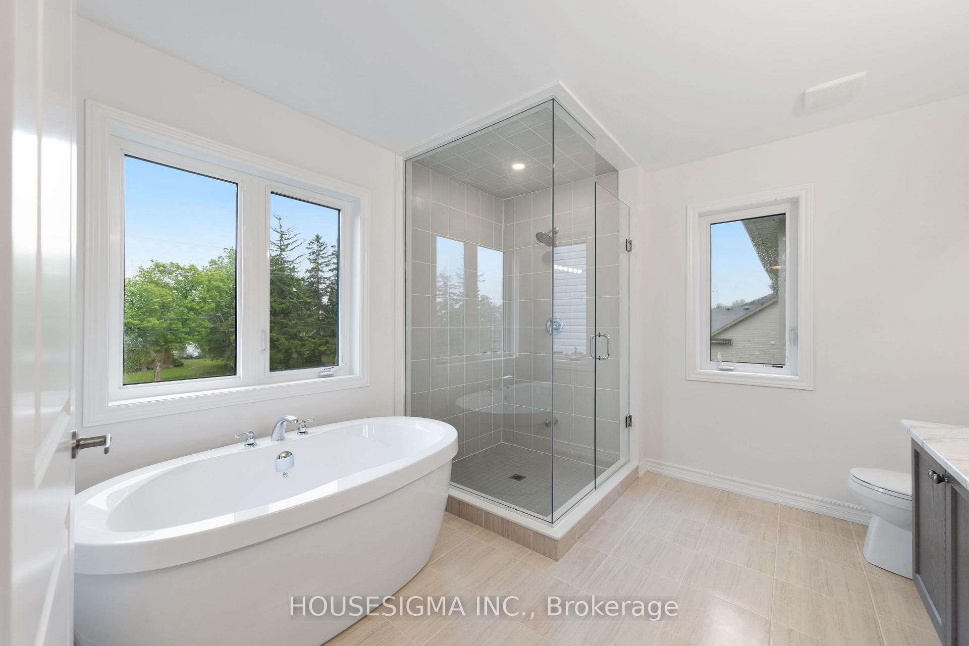 24 Hennessey Crescent photo 12