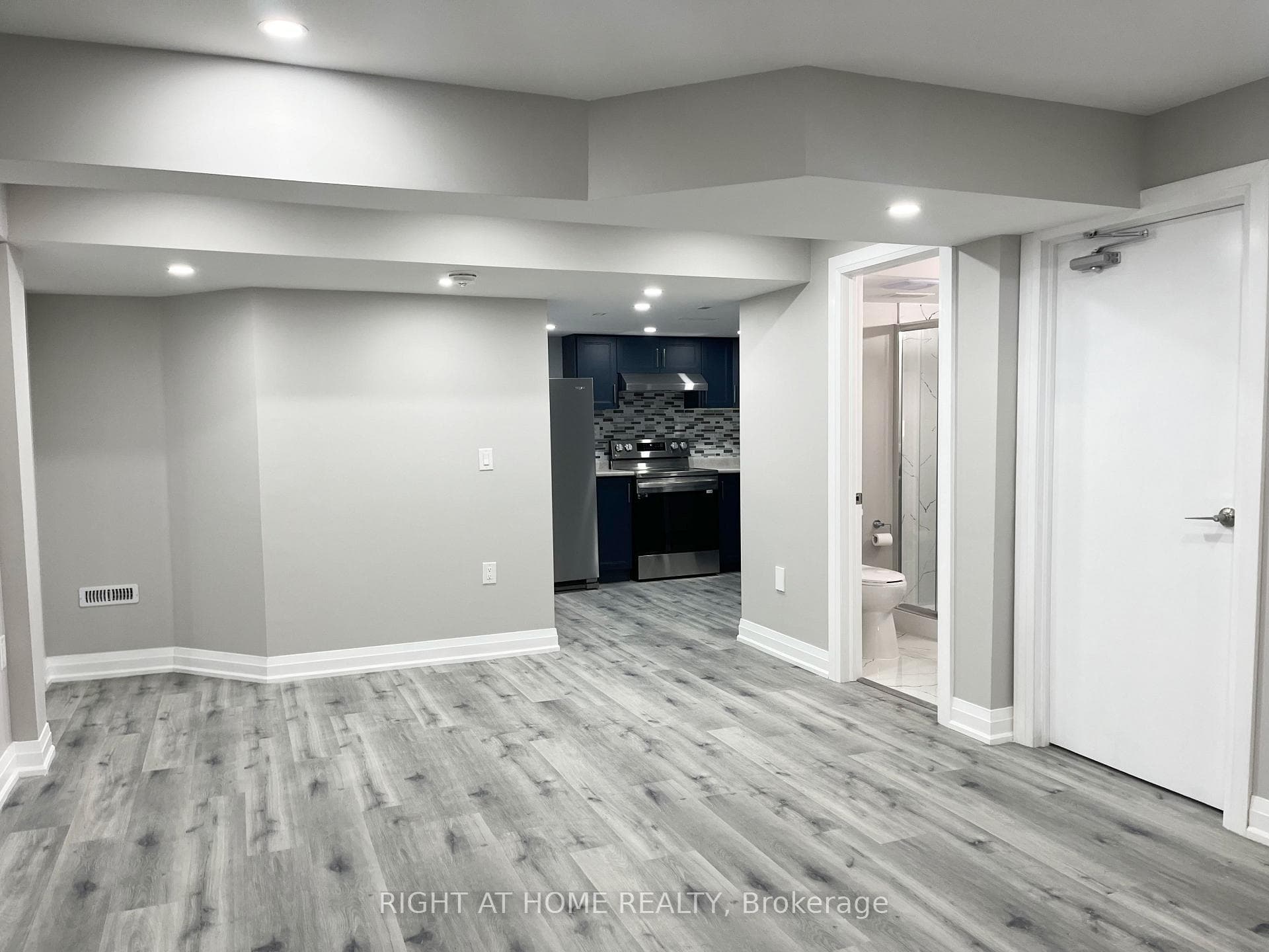 686 Hammond Street photo 1