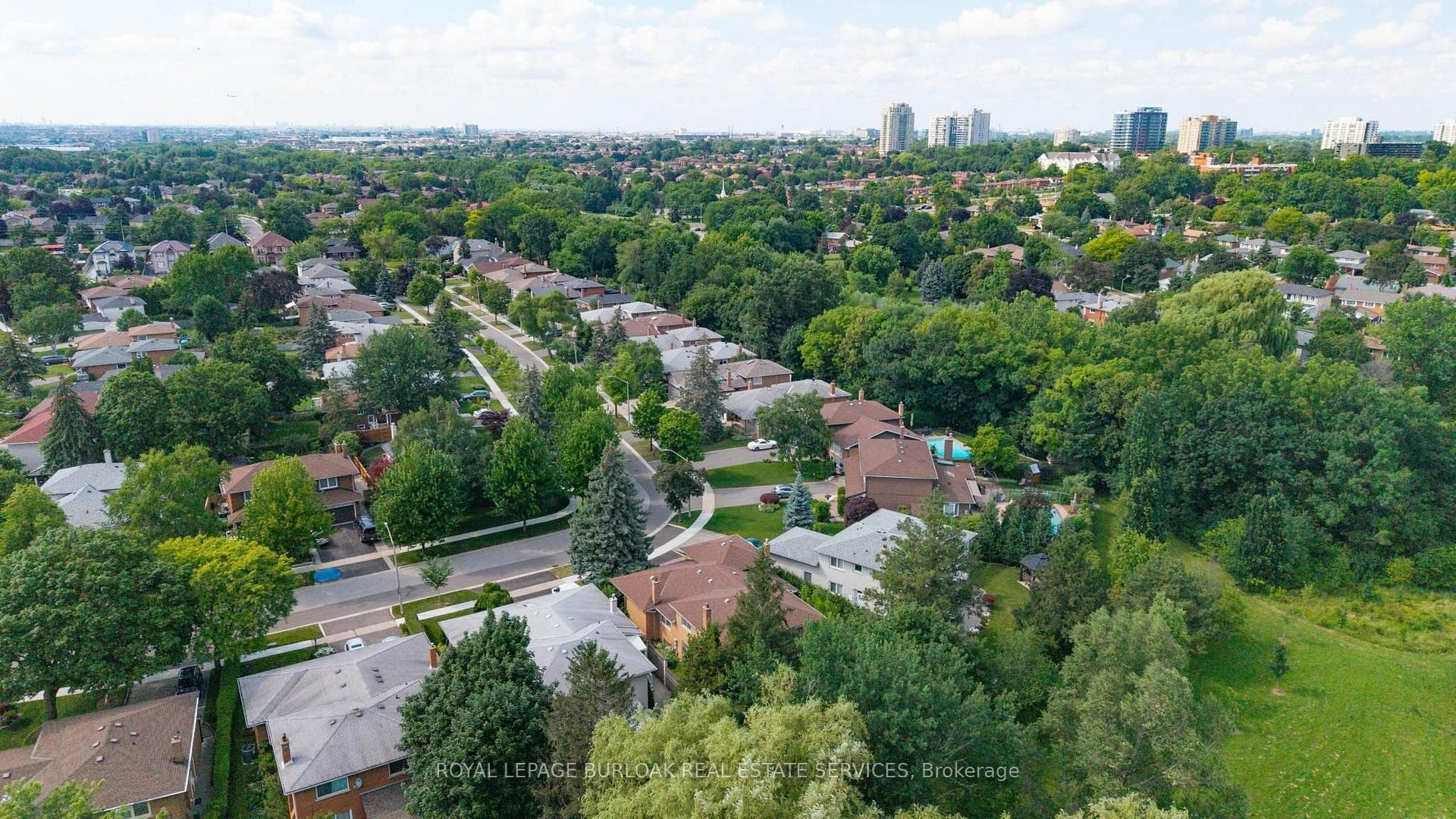 3577 Bluestream Crescent photo 49