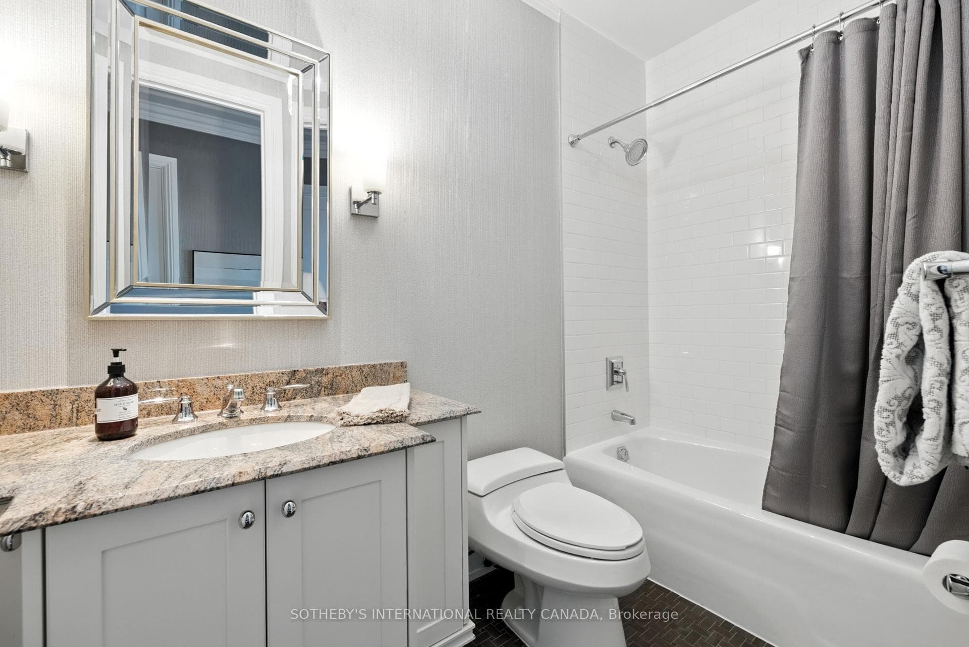 183 Wellington Street Unit 2501 photo 21