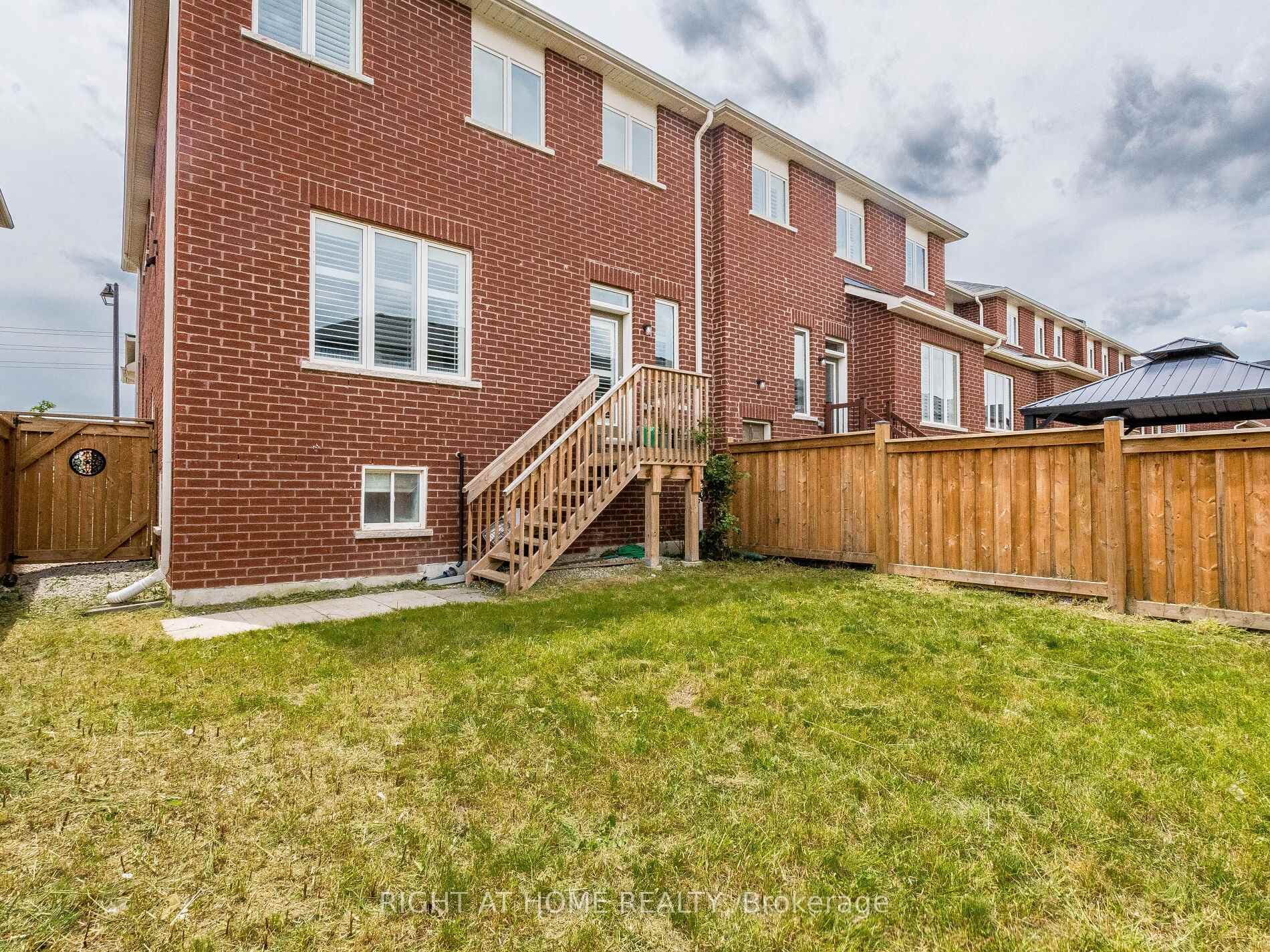 115 Holbrook Court photo 24