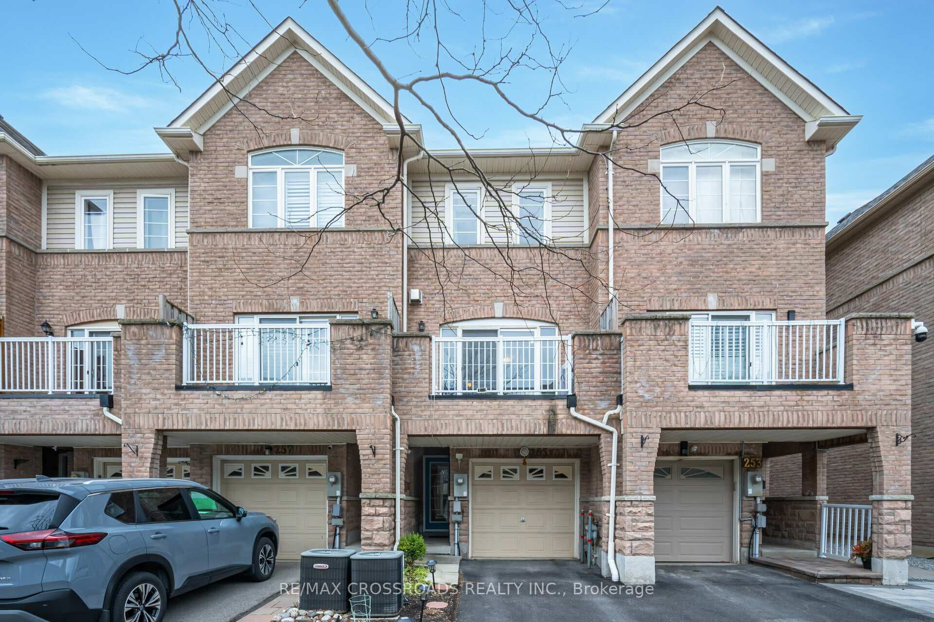 255 Monarch Avenue photo 1
