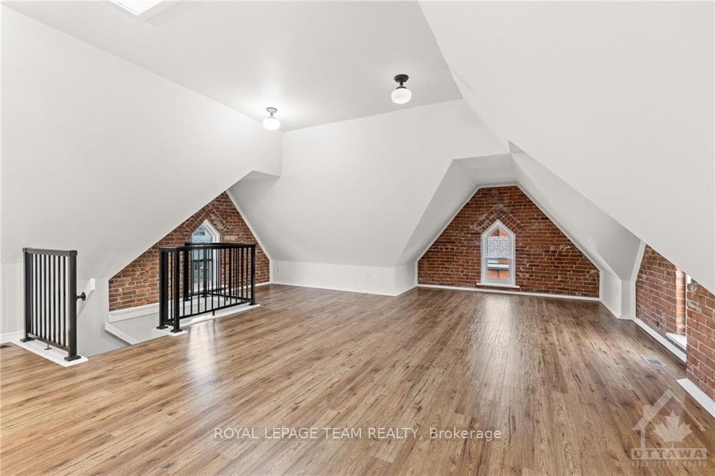 258 JOHN Street Unit 2 photo 23