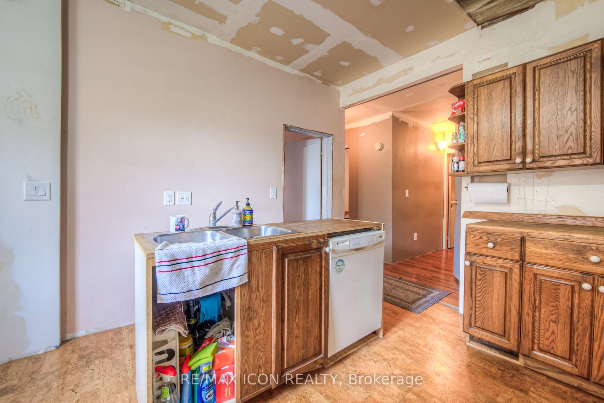 524 Colborne Street photo 19