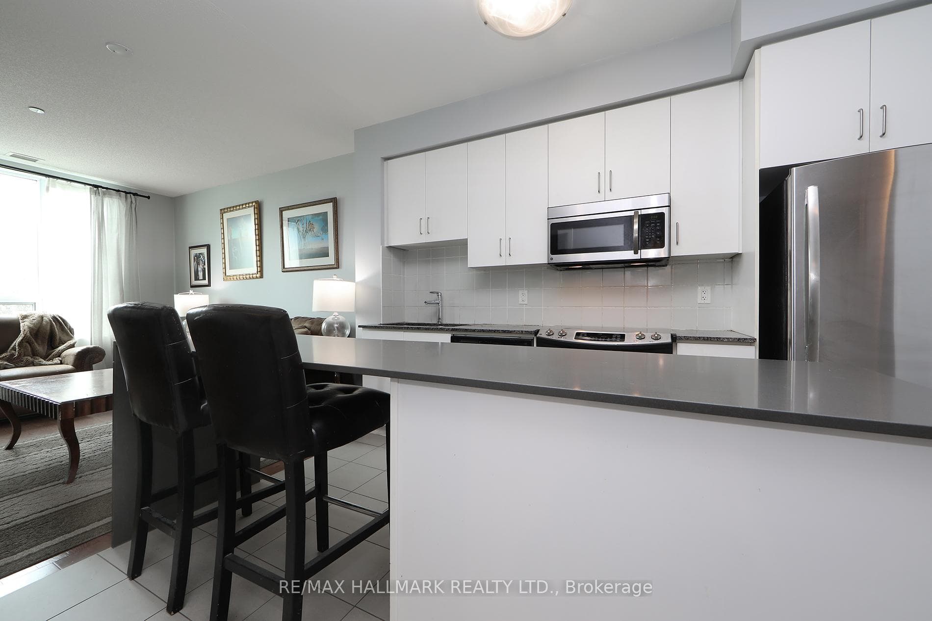 Kitchen & Breakfast Bar