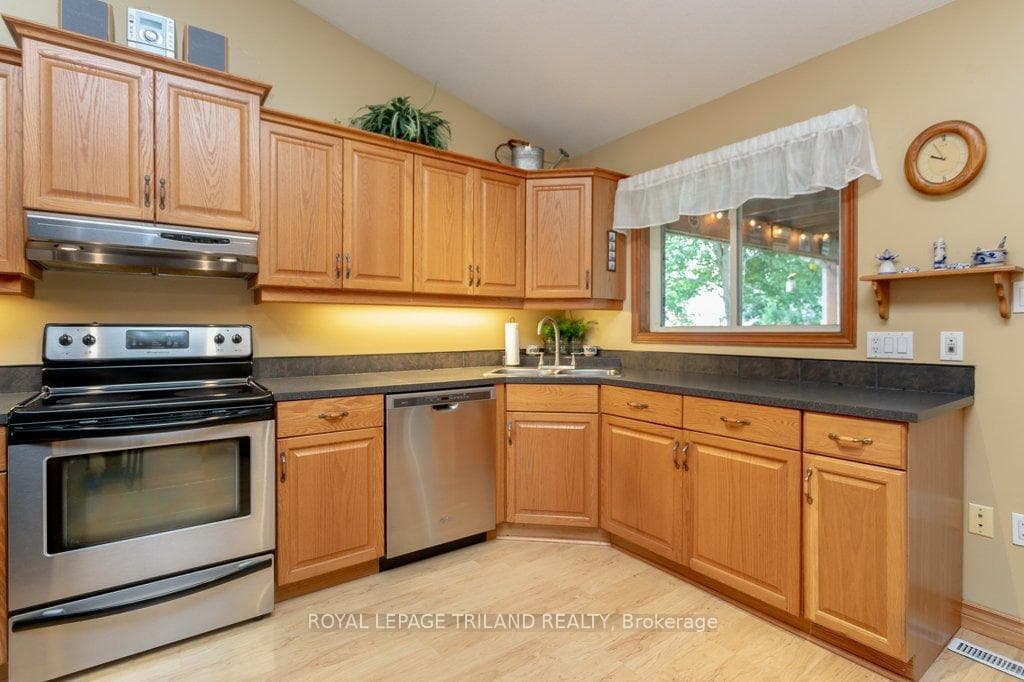 214 Andrea Crescent photo 11