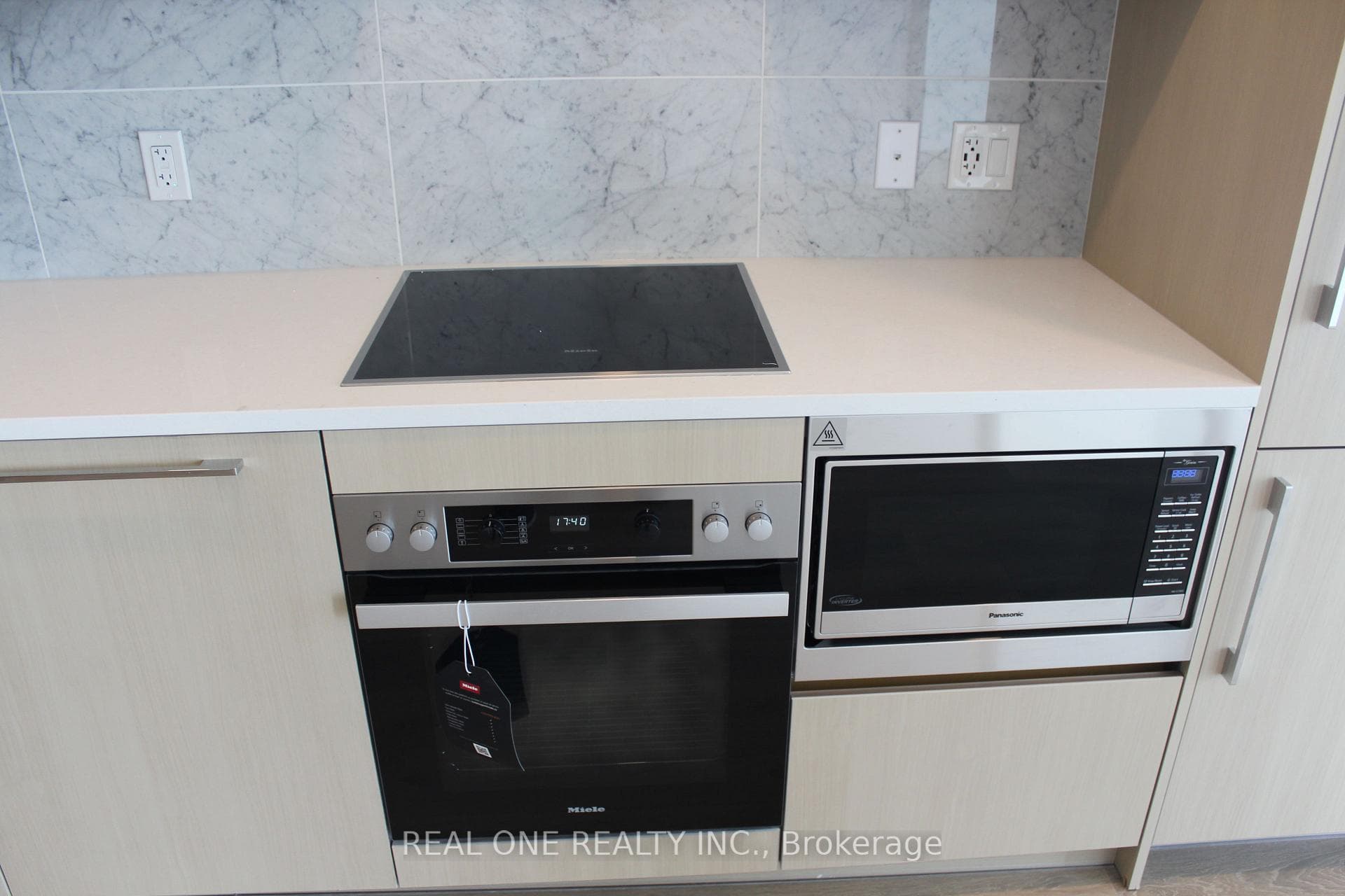 95 Mcmahon Drive Unit 2701 photo 36