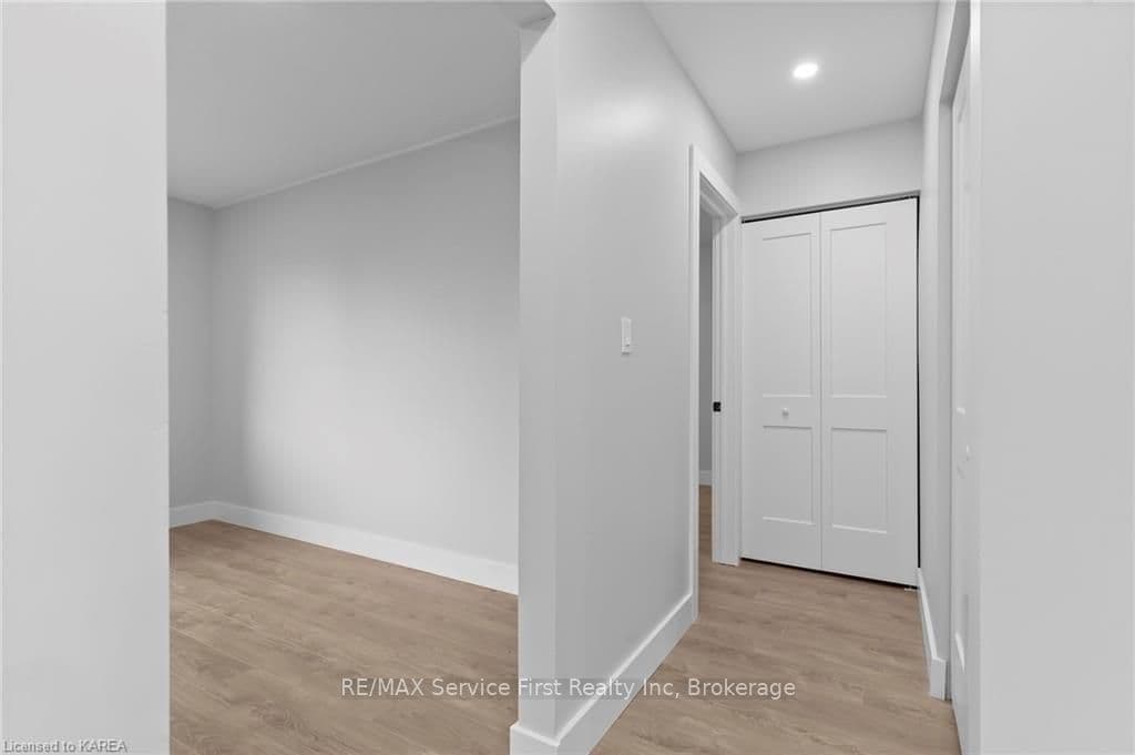 1 CONACHER Drive Unit 1 photo 9