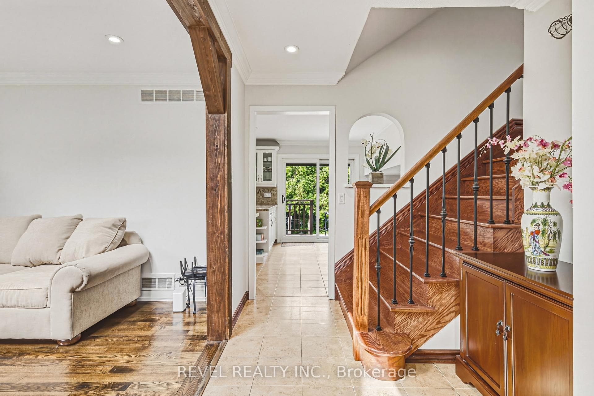 2546 Robinson Street photo 4