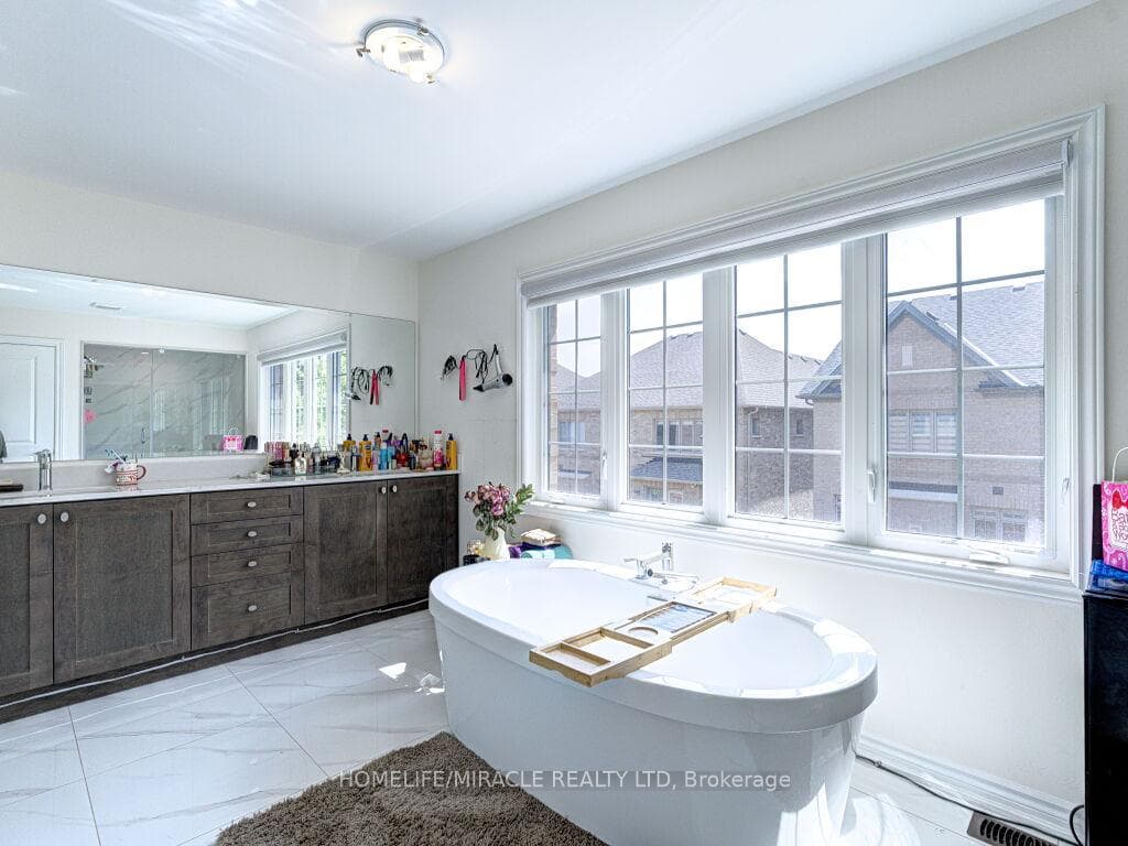 8 Jenwood Crescent photo 21