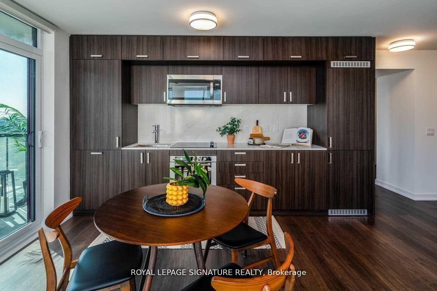 18 Erskine Avenue Unit 2208 photo 4