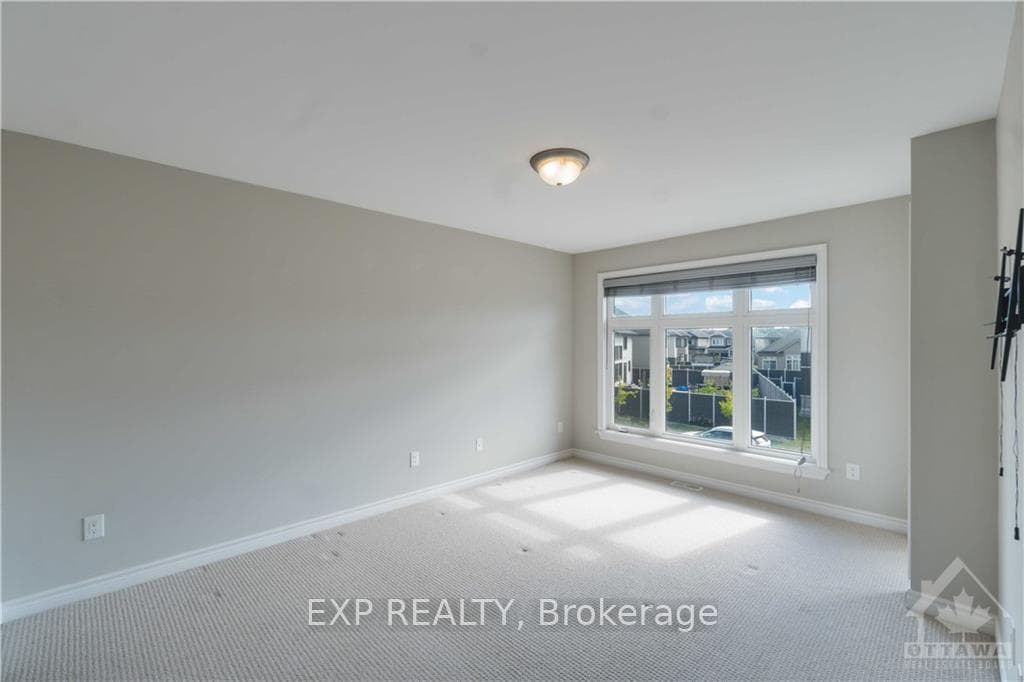 760 CARNELIAN Crescent photo 14