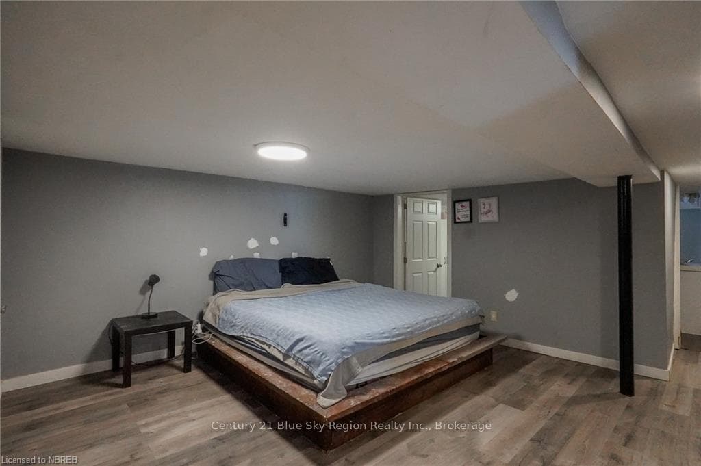 653 DOUGLAS Street photo 32