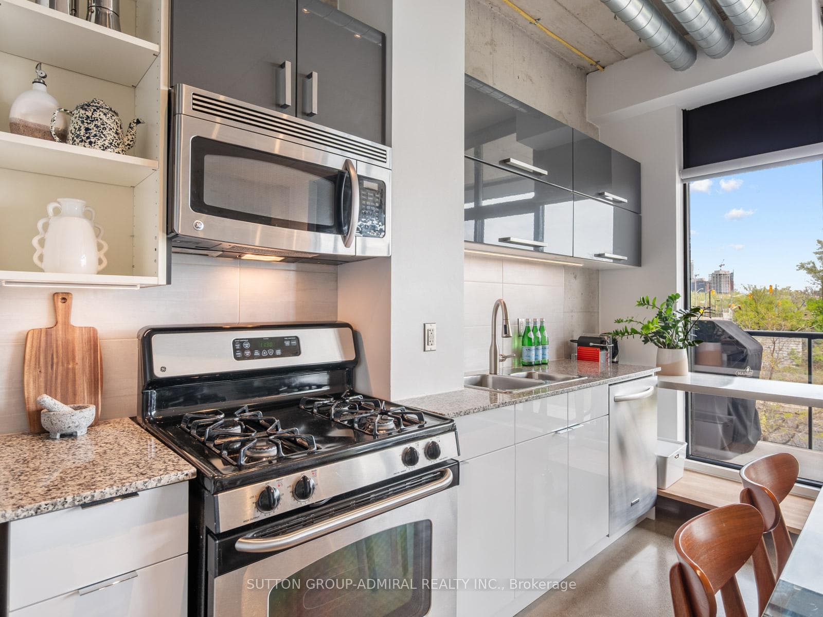 369 Sorauren Avenue Unit 307 photo 9