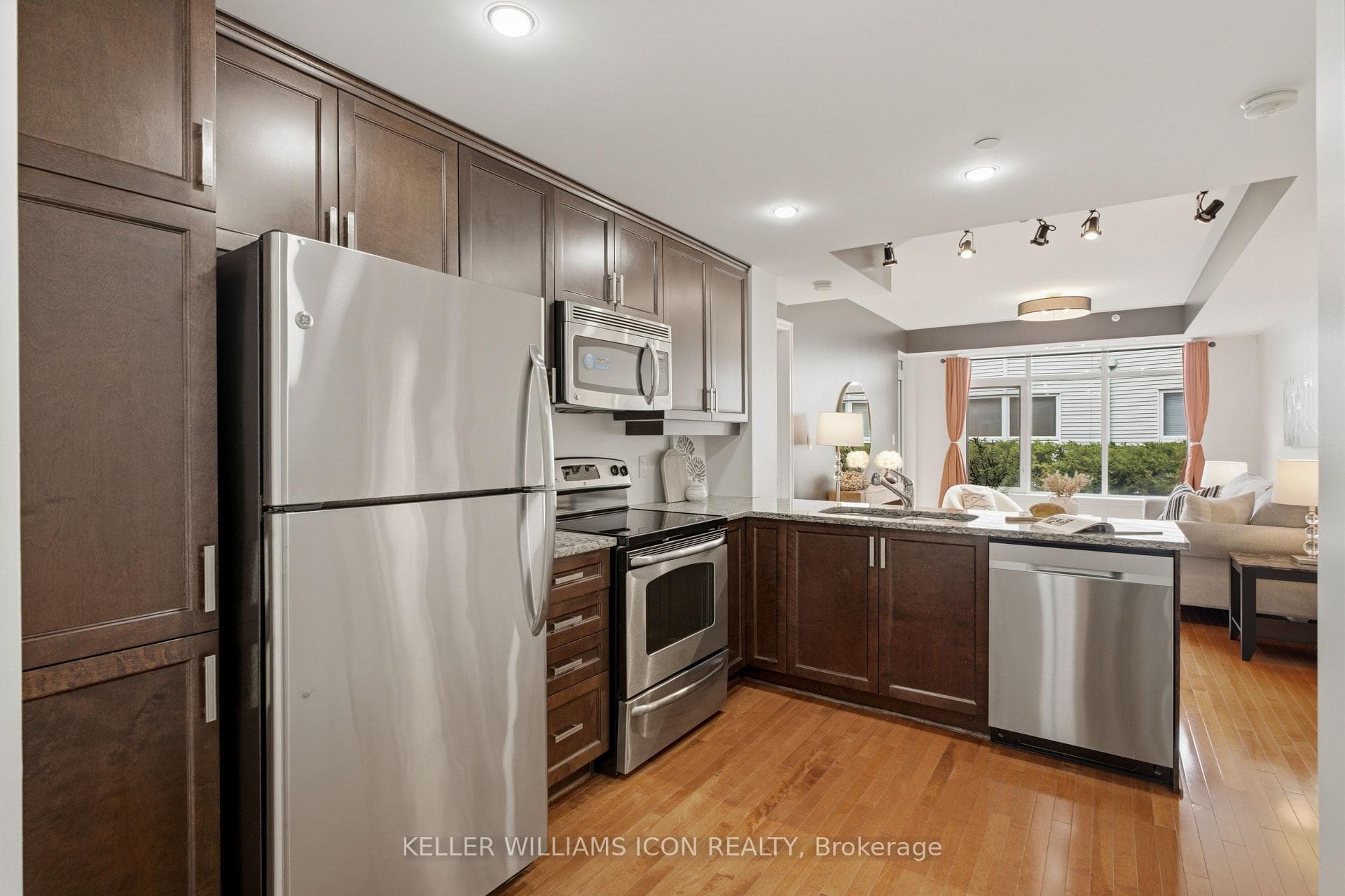 950 Marguerite Avenue Unit 213 photo 3