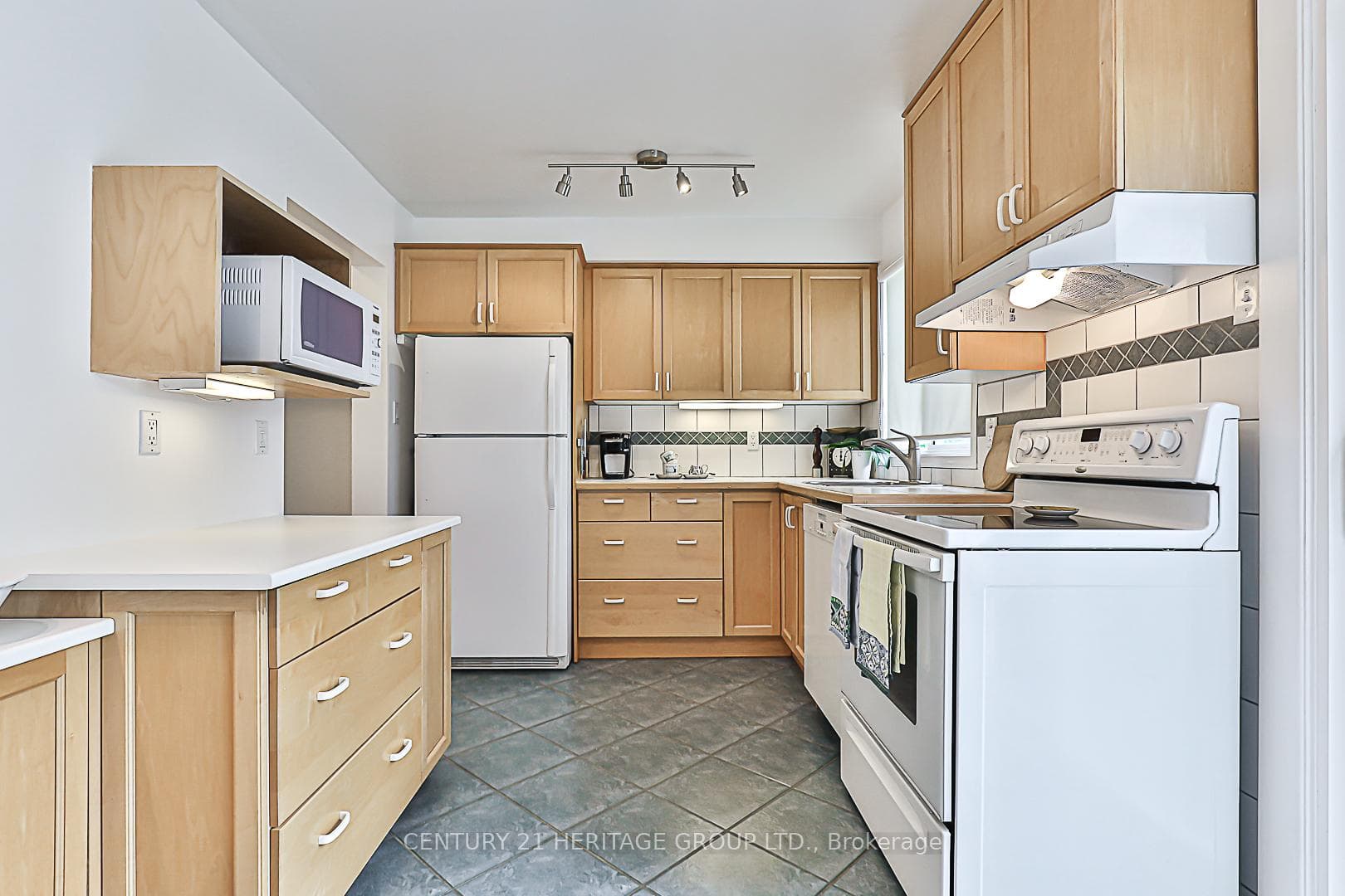 36 Hillview Drive photo 16