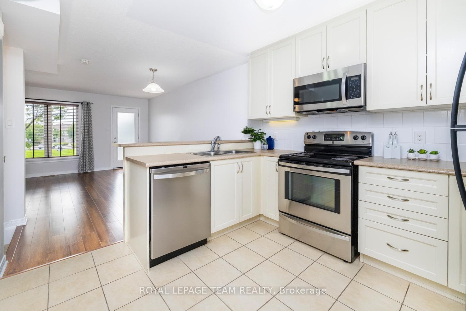 2557 LONGFIELDS Drive photo 7