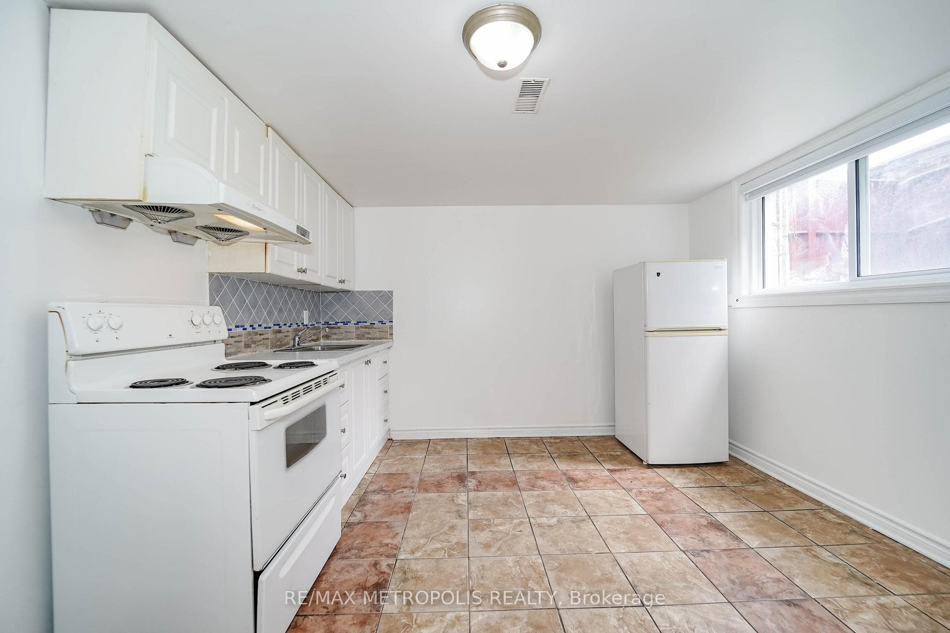 579 Pinewood Street photo 33