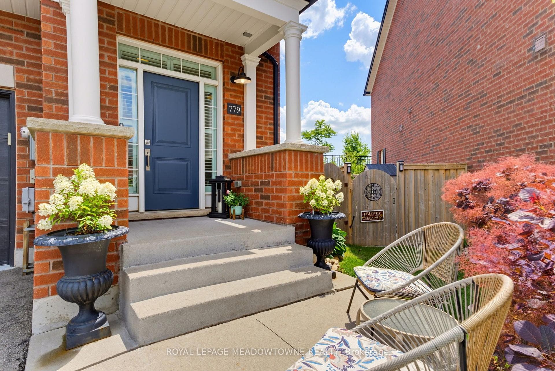 779 Banks Crescent photo 3