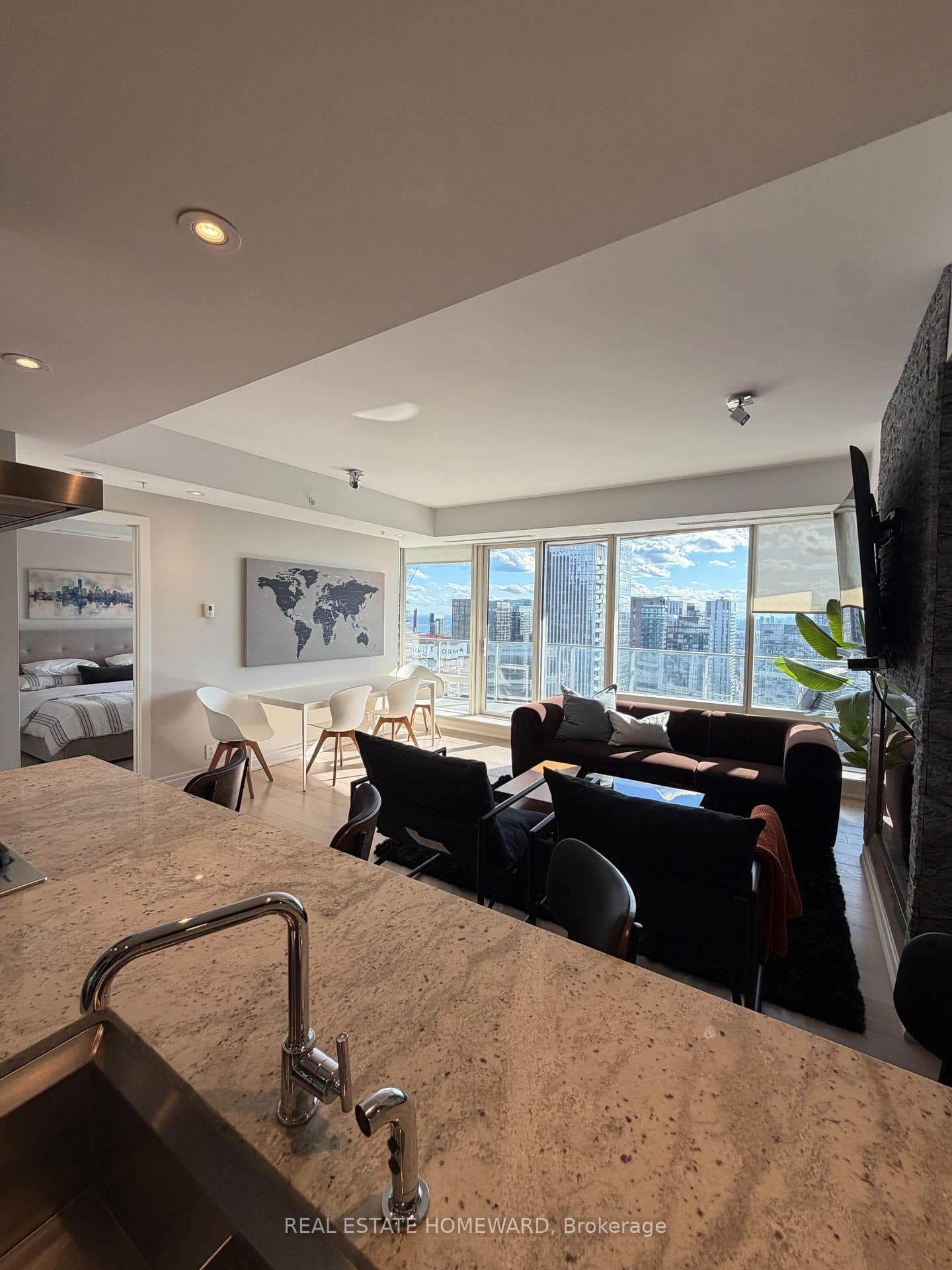 180 University Avenue photo 4