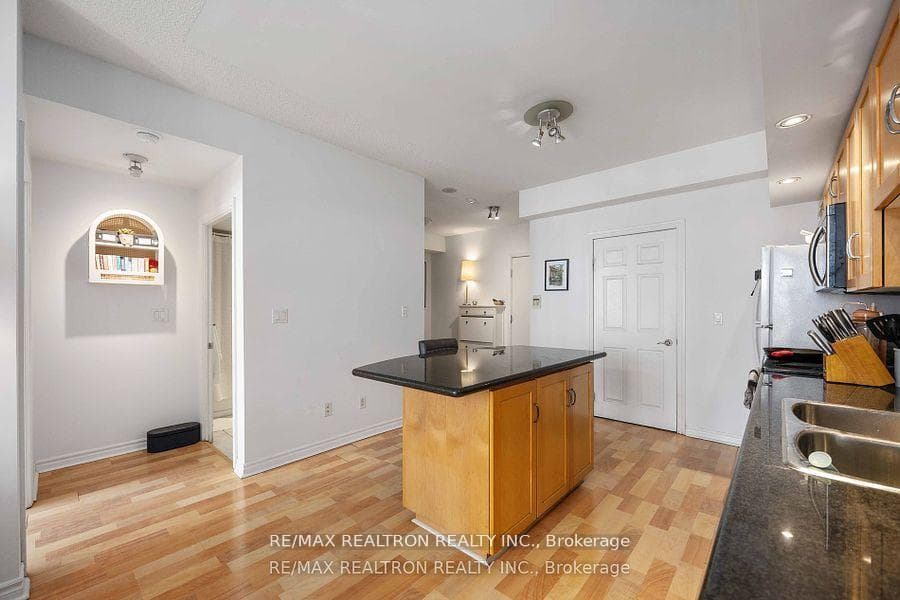 270 Wellington Street Unit Ph24 photo 17