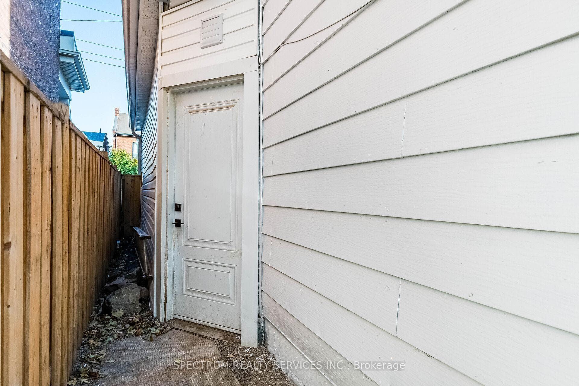 135 East Avenue photo 45