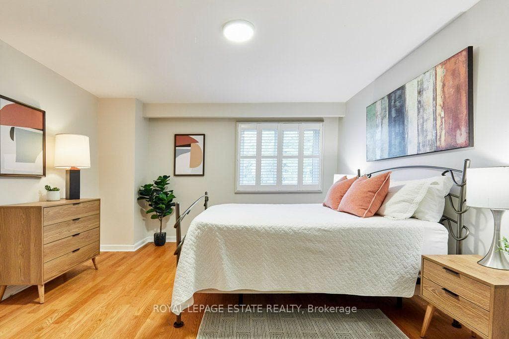 King sized bedroom