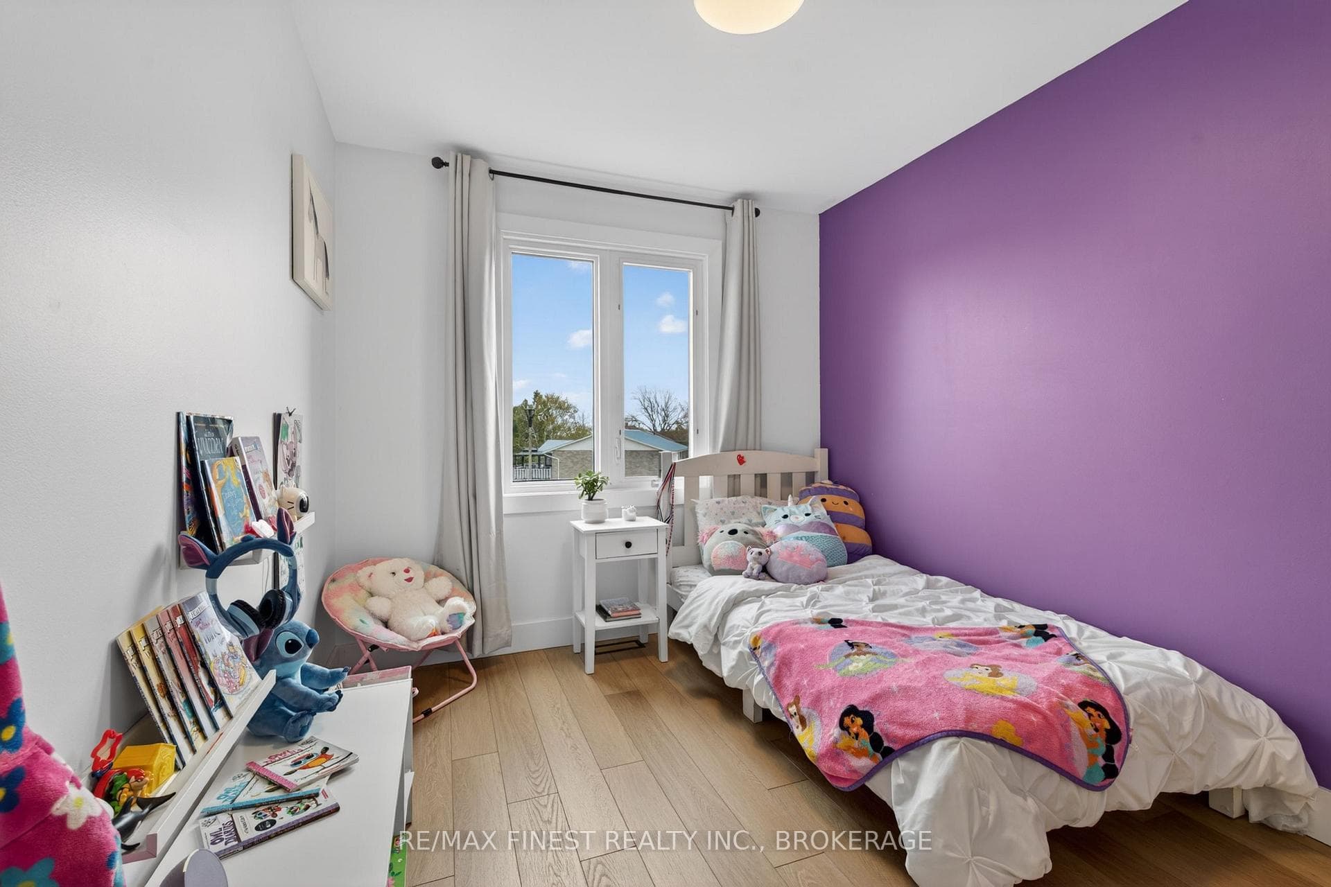 825 SOMERSET Crescent photo 31