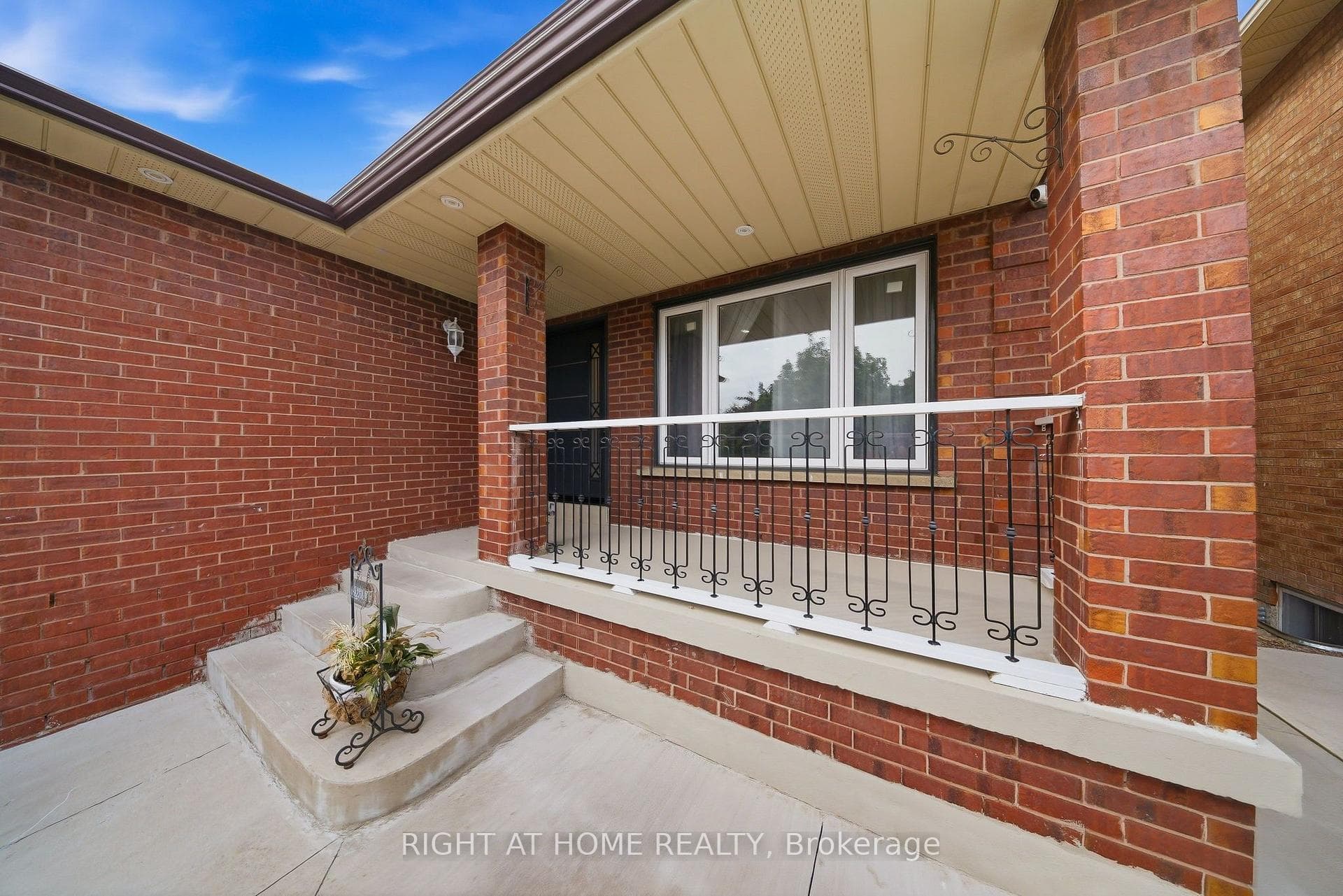 29 Sunforest Drive photo 7