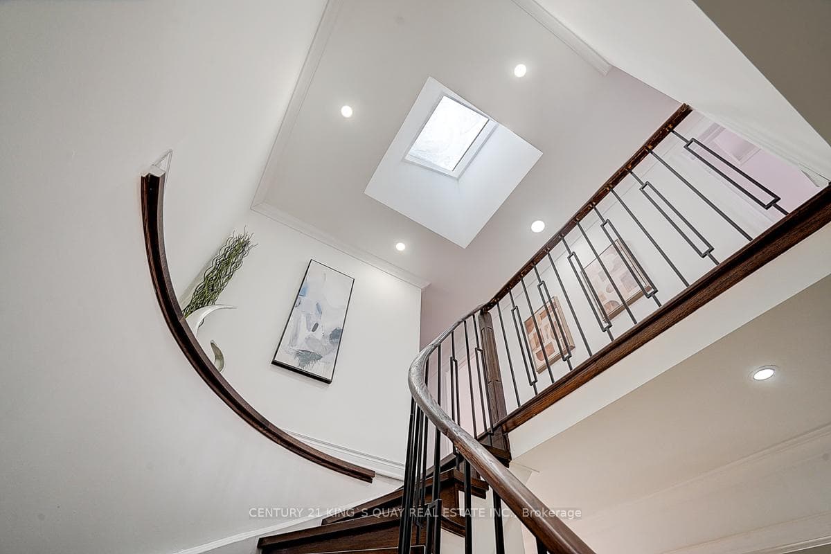 103 Stirling Crescent photo 8