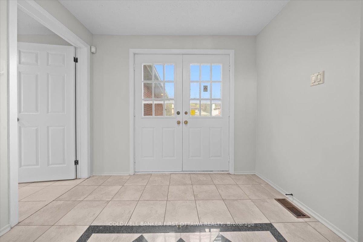 1841 Thistleleaf Crescent photo 3