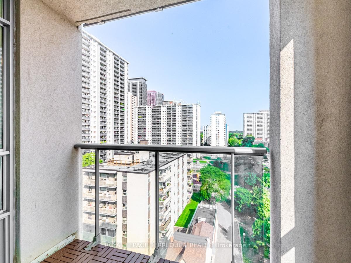225 Wellesley Street Unit 1112 photo 33