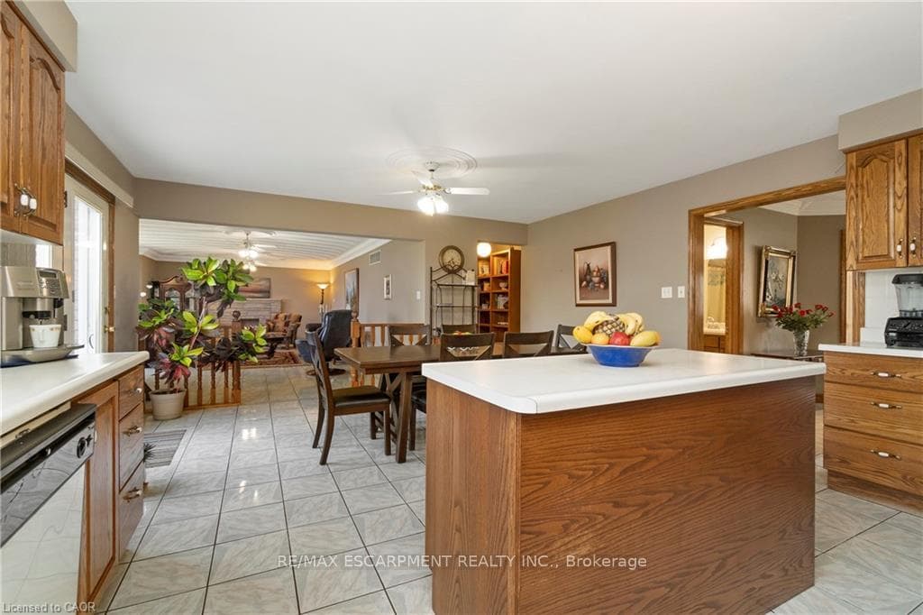 266 Sumach Drive photo 11