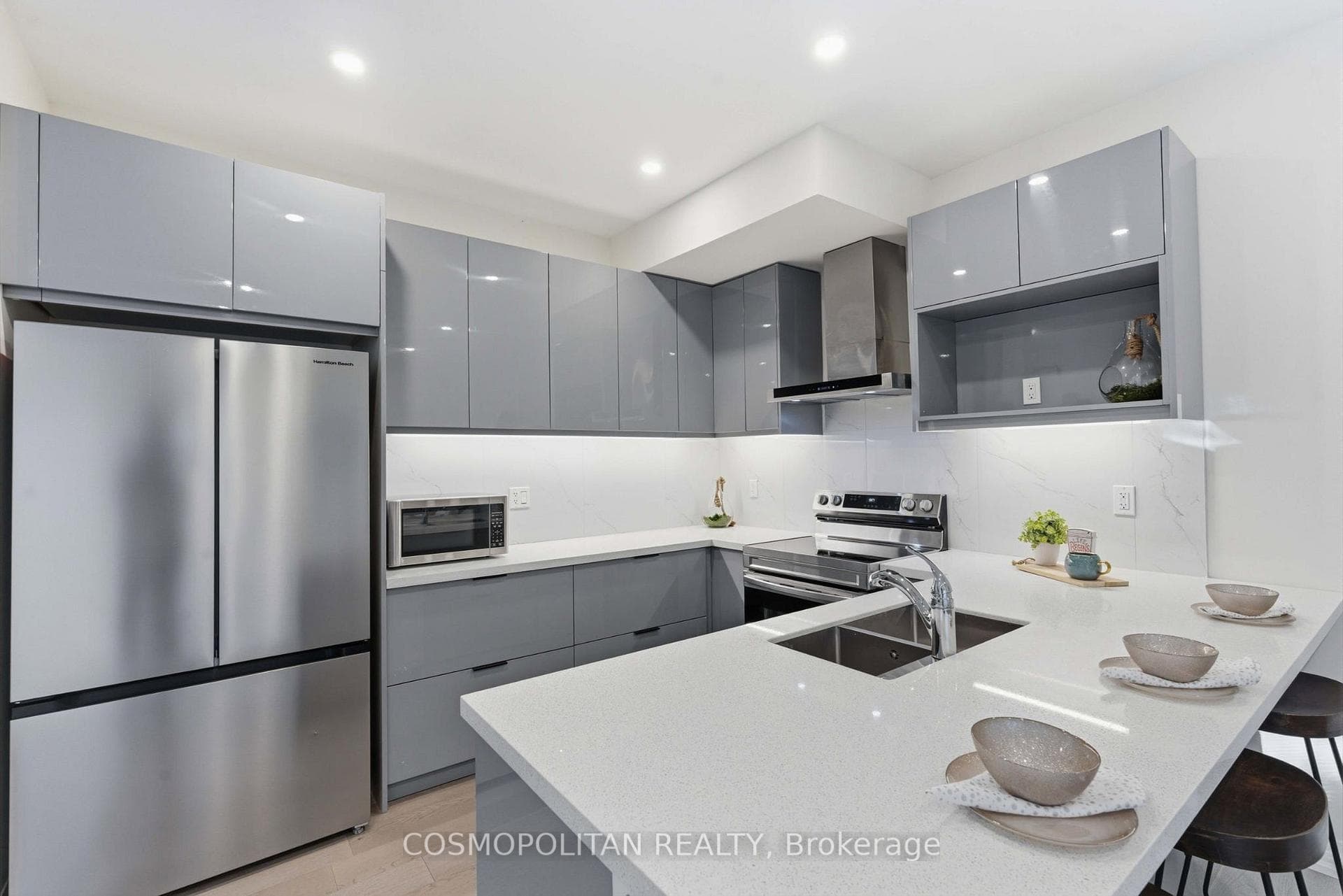 modern backsplash, under-cabinet lighting